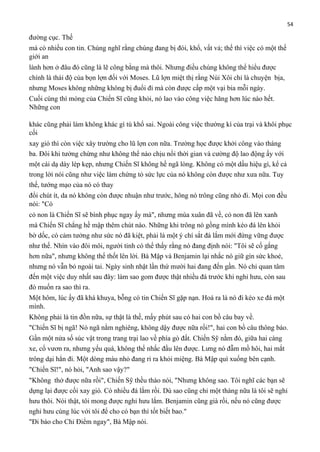 54

đường cục. Thế
mà có nhiều con tin. Chúng nghĩ rằng chúng đang bị đói, khổ, vất vả; thế thì việc có một thế
giới an
lành hơn ở đâu đó cũng là lẽ công bằng mà thôi. Nhưng điều chúng không thể hiểu được
chính là thái độ của bọn lợn đối với Moses. Lũ lợn miệt thị rằng Núi Xôi chỉ là chuyện bịa,
nhưng Moses không những không bị đuổi đi mà còn được cấp một vại bia mỗi ngày.
Cuối cùng thì móng của Chiến Sĩ cũng khỏi, nó lao vào công việc hăng hơn lúc nào hết.
Những con
khác cũng phải làm không khác gì tù khổ sai. Ngoài công việc thường kì của trại và khôi phục
cối
xay gió thì còn việc xây trường cho lũ lợn con nữa. Trường học được khởi công vào tháng
ba. Đôi khi tưởng chừng như không thể nào chịu nổi thời gian và cường độ lao động ấy với
một cái dạ dày lép kẹp, nhưng Chiến Sĩ không hề ngã lòng. Không có một dấu hiệu gì, kể cả
trong lời nói cũng như việc làm chứng tỏ sức lực của nó không còn được như xưa nữa. Tuy
thế, tướng mạo của nó có thay
đổi chút ít, da nó không còn được nhuận như trước, hông nó trông cũng nhỏ đi. Mọi con đều
nói: "Có
cỏ non là Chiến Sĩ sẽ bình phục ngay ấy mà", nhưng mùa xuân đã về, cỏ non đã lên xanh
mà Chiến Sĩ chẳng hề mập thêm chút nào. Những khi trông nó gồng mình kéo đá lên khỏi
bờ dốc, có cảm tưởng như sức nó đã kiệt, phải là một ý chí sắt đá lắm mới đứng vững được
như thế. Nhìn vào đôi môi, người tinh có thể thấy rằng nó đang định nói: "Tôi sẽ cố gắng
hơn nữa", nhưng không thể thốt lên lời. Bà Mập và Benjamin lại nhắc nó giữ gìn sức khoẻ,
nhưng nó vẫn bỏ ngoài tai. Ngày sinh nhật lần thứ mười hai đang đến gần. Nó chỉ quan tâm
đến một việc duy nhất sau đây: làm sao gom được thật nhiều đá trước khi nghỉ hưu, còn sau
đó muốn ra sao thì ra.
Một hôm, lúc ấy đã khá khuya, bỗng có tin Chiến Sĩ gặp nạn. Hoá ra là nó đi kéo xe đá một
mình.
Không phải là tin đồn nữa, sự thật là thế, mấy phút sau có hai con bồ câu bay về.
"Chiến Sĩ bị ngã! Nó ngã nằm nghiêng, không dậy được nữa rồi!", hai con bồ câu thông báo.
Gần một nửa số súc vật trong trang trại lao về phía gò đất. Chiến Sỹ nằm đó, giữa hai càng
xe, cổ vươn ra, nhưng yếu quá, không thể nhấc đầu lên được. Lưng nó đẫm mồ hôi, hai mắt
trông dại hẳn đi. Một dòng máu nhỏ đang rỉ ra khỏi miệng. Bà Mập quì xuống bên cạnh.
"Chiến Sĩ!", nó hỏi, "Anh sao vậy?"
"Không thở được nữa rồi", Chiến Sỹ thều thào nói, "Nhưng không sao. Tôi nghĩ các bạn sẽ
dựng lại được cối xay gió. Có nhiều đá lắm rồi. Dù sao cũng chỉ một tháng nữa là tôi sẽ nghỉ
hưu thôi. Nói thật, tôi mong được nghỉ hưu lắm. Benjamin cũng già rồi, nếu nó cũng được
nghỉ hưu cùng lúc với tôi để cho có bạn thì tốt biết bao."
"Đi báo cho Chỉ Điểm ngay", Bà Mập nói.

 