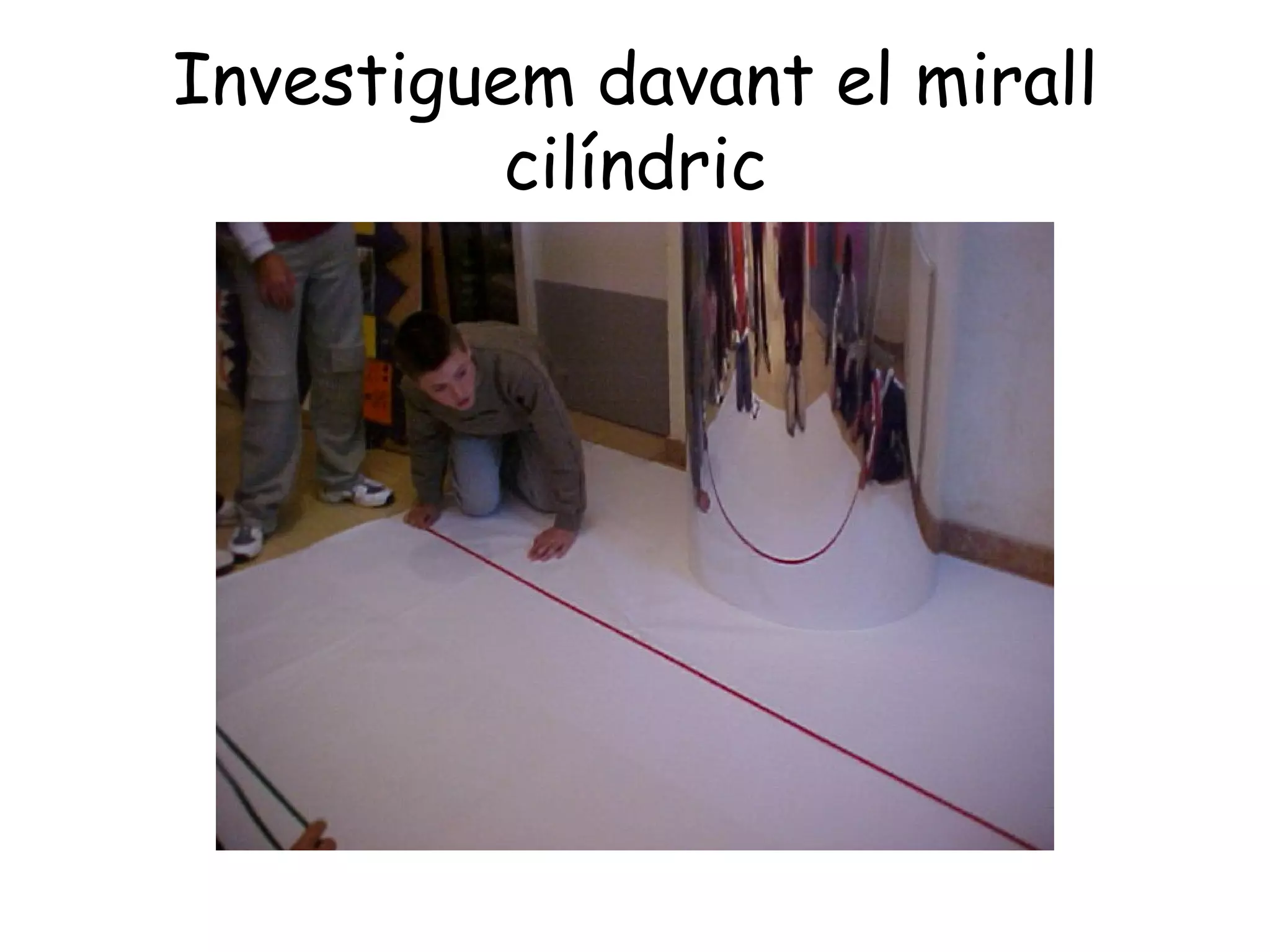 Investiguem davant el mirall
          cilíndric
 