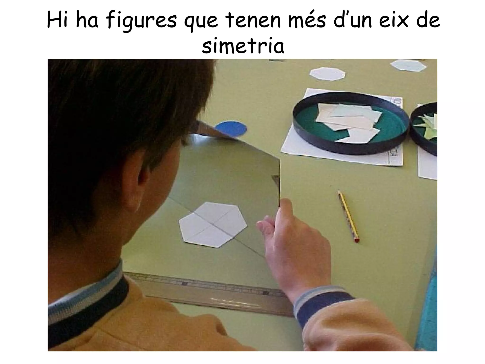 Hi ha figures que tenen més d’un eix de
                simetria
 