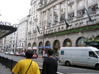 Van

a road vehicle, usually larger
than a car but smaller than a
truck, having an enclosed box-
shaped body and used for
carrying goods and sometimes
people: a delivery van /a police
van / a van driver
 