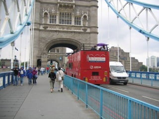 What is the best way to see
            London?
One  of the best ways of seeing
 London is to take a seat on the top
 deck of one of its famous double-
 decker buses. The traffic may be
 slow on occasions, but it offers a
 wonderful opportunity for leisurely
 sightseeing. Many bus routes pass
 by London’s most famous sights
 