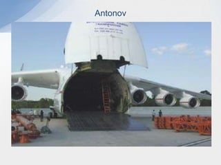  Los pallets también conocidos como charolas o cookie sheets, son utensilios de metal, sobre los cuales puede colocarse carga suelta o entarimada. Al ir armando el pallet se le debe dar la forma del fuselaje del avión. Cuando el pallet se ha terminado de armar, se coloca plástico para proteger la carga de la intemperie (lluvia) y después se inmoviliza utilizando una red cuyos seguros se fijan cerca de la orilla de la charola.