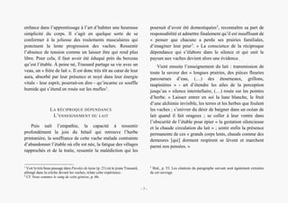 Trassard en compagnie des vaches. Expérience sacrée et enjeu de la non-dualité
enfance dans l’apprentissage à l’art d’habiter une heureuse
simplicité du corps. Il s’agit en quelque sorte de se
conformer à la joliesse des roulements musculaires qui
ponctuent la lente progression des vaches. Ressentir
l’absence de tension comme un laisser être qui rend plus
libre. Pour cela, il faut avoir été éduqué près du berceau
qu’est l’étable. À peine né, Trassard partage sa vie avec un
veau, un « frère de lait ». Il est donc très tôt au cœur de leur
aura, absorbé par leur présence et noyé dans leur énergie
vitale - leur esprit, pourrait-on dire - qu’incarne ce souffle
humide qui s’étend en rosée sur les mufles1
.
LA RÉCIPROQUE DÉPENDANCE
L’ENSEIGNEMENT DU LAIT
Puis naît l’empathie, la capacité à ressentir
profondément la joie du bétail qui retrouve l’herbe
printanière, la souffrance de cette vache malade contrainte
d’abandonner l’étable où elle est née, la fatigue des vêlages
rapprochés et de la traite, ressentir la malédiction qui les
1
Voir le très beau passage dans Paroles de laine (p. 21) où le jeune Trassard,
allongé dans la crèche devant les vaches, relate cette expérience.
2
Cf. Nous sommes le sang de cette génisse, p. 66.
poursuit d’avoir été domestiquées2
, reconnaître sa part de
responsabilité et admettre finalement qu’il est insuffisant de
« penser que chacune a perdu ses prairies familiales,
d’imaginer leur peur3
. » La conscience de la réciproque
dépendance qui s’élabore dans le silence et qui unit le
paysan aux vaches devient alors une évidence.
Vient ensuite l’enseignement du lait : transmission de
toute la saveur des « longues prairies, des pièces fleuries
parcourues d’eau, (…) des étourneaux, grillons,
taupinières » - art d’étendre les ailes de la perception
jusqu’au « silence interstellaire, (…) rosée sur les pointes
d’herbe. » Laisser entrer en soi la lune blanche, le fruit
d’une alchimie invisible, les terres et les herbes que foulent
les vaches ; s’enivrer du désir de baigner dans un océan de
lait quand il fait orageux ; se coller à leur ventre dans
l’obscurité de l’étable pour épier « la gestation silencieuse
et la chaude circulation du lait » ; sentir enfin la présence
permanente de ces « grands corps lents, chauds comme des
demeures [qui] dorment respirent se lèvent et marchent
parmi nos pensées. »
3
Ibid., p. 53. Les citations du paragraphe suivant sont également extraites
de cet ouvrage.
– 7 –
 