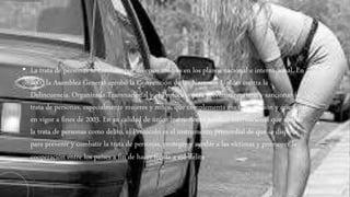 • La trata de personas se combate por diversos medios en los planos nacional e internacional. En
2000 la Asamblea General aprobó la Convención de las Naciones Unidas contra la
Delincuencia. Organizada Transnacional y el Protocolo para prevenir, reprimir y sancionar la
trata de personas, especialmente mujeres y niños, que complementa esa Convención y que entró
en vigor a fines de 2003. En su calidad de único instrumento jurídico internacional que aborda
la trata de personas como delito, el Protocolo es el instrumento primordial de que se dispone
para prevenir y combatir la trata de personas, proteger y ayudar a las víctimas y promover la
cooperación entre los países a fin de hacer frente a ese delito
 