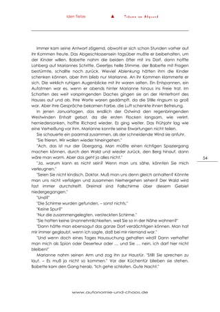 Iden Tietze ▲ T r ä u m e a m A b g r u n d
www.autonomie-und-chaos.de
54
Immer kam seine Antwort zögernd, obwohl er sich schon Stunden vorher auf
ihr Kommen freute. Das Abgeschlossensein tagsüber mußte er beibehalten, um
der Kinder willen. Babette nahm die beiden öfter mit ins Dorf, dann hoffte
Lohberg auf Mariannes Schritte. Geertjes helle Stimme, der Babette mit Fragen
bestürmte, schallte noch zurück. Wieviel Ablenkung hätten ihm die Kinder
schenken können, aber ihm blieb nur Marianne. An ihr Kommen klammerte er
sich. Die wirklich ruhigen Augenblicke mit ihr waren selten. Ein Entspannen, ein
Aufatmen war es, wenn er abends hinter Marianne hinaus ins Freie trat. Im
Schatten des weit vorspringenden Daches gingen sie an der Hinterfront des
Hauses auf und ab. Ihre Worte waren gedämpft, da die Stille ringsum so groß
war. Aber ihre Gespräche bekamen Farbe, die Luft schenkte ihnen Befreiung.
In jenen Januartagen, das endlich der Ostwind den regenbringenden
Westwinden Enhalt gebot, da die ersten Flocken langsam, wie verirrt,
herniedersanken, hoffte Richard wieder. Es ging weiter. Das Frühjahr lag wie
eine Verheißung vor ihm. Marianne konnte seine Erwartungen nicht teilen.
Sie schauerte ein paarmal zusammen, als der schneidende Wind sie anfuhr.
"Sie frieren. Wir wollen wieder hineingehen."
"Ach, das ist nur der Übergang. Man müßte einen richtigen Spaziergang
machen können, durch den Wald und wieder zurück, den Berg hinauf, dann
wäre man warm. Aber das geht ja alles nicht."
"Ja, warum kann es nicht sein? Wenn man uns sähe, könnten Sie mich
verleugnen."
"Seien Sie nicht kindisch, Doktor. Muß man uns denn gleich anhalten? Könnte
man uns nicht verfolgen und zusammen hierhergehen sehen? Der Wald wird
fast immer durchstreift. Dreimal sind Fallschirme über diesem Gebiet
niedergegangen."
"Und?"
"Die Schirme wurden gefunden, – sonst nichts."
"Keine Spur?"
"Nur die zusammengelegten, versteckten Schirme."
"Sie hatten keine Unannehmlichkeiten, weil Sie so in der Nähe wohnen?"
"Dann hätte man ebensogut das ganze Dorf verdächtigen können. Man hat
mir immer geglaubt, wenn ich sagte, daß bei mir niemand war."
"Und wenn doch eines Tages Haussuchung gehalten wird? Dann verhaftet
man mich als Spion oder Deserteur oder … und Sie … nein, ich darf hier nicht
bleiben!"
Marianne nahm seinen Arm und zog ihn zur Haustür. "Still! Sie sprechen zu
laut. – Es muß ja nicht so kommen." Vor der Küchentür blieben sie stehen.
Babette kam den Gang herab. "Ich gehe schlafen. Gute Nacht."
 