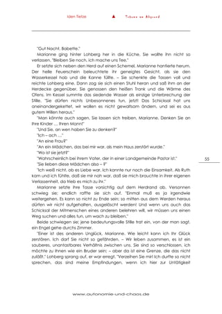 Iden Tietze ▲ T r ä u m e a m A b g r u n d
www.autonomie-und-chaos.de
55
"Gut Nacht, Babette."
Marianne ging hinter Lohberg her in die Küche. Sie wollte ihn nicht so
verlassen. "Bleiben Sie noch, ich mache uns Tee."
Er setzte sich neben den Herd auf einen Schemel, Marianne hantierte herum.
Der helle Feuerschein beleuchtete ihr geneigtes Gesicht, als sie den
Wasserkessel hob und die Kanne füllte. – Sie schenkte die Tassen voll und
reichte Lohberg eine. Dann zog sie sich einen Stuhl heran und saß ihm an der
Herdecke gegenüber. Sie genossen den heißen Trank und die Wärme des
Ofens. Im Kessel summte das siedende Wasser als einzige Unterbrechung der
Stille. "Sie dürfen nichts Unbesonnenes tun, jetzt! Das Schicksal hat uns
aneinandergekettet, wir wollen es nicht gewaltsam ändern, und sei es aus
gutem Willen heraus."
"Man könnte auch sagen, Sie lassen sich treiben, Marianne. Denken Sie an
Ihre Kinder … Ihren Mann!"
"Und Sie, an wen haben Sie zu denken?"
"Ich – ach …"
"An eine Frau?"
"An ein Mädchen, das bei mir war, als mein Haus zerstört wurde."
"Wo ist sie jetzt?"
"Wahrscheinlich bei ihrem Vater, der in einer Landgemeinde Pastor ist."
"Sie lieben diese Mädchen also – ?"
"Ich weiß nicht, ob es Liebe war. Ich kannte nur noch die Einsamkeit. Als Ruth
kam und ich fühlte, daß sie mir nah war, daß sie mich brauchte in ihrer eigenen
Verlassenheit, da trieb es mich zu ihr."
Marianne setzte ihre Tasse vorsichtig auf dem Herdrand ab. Versonnen
schwieg sie; endlich raffte sie sich auf. "Einmal muß es ja irgendwie
weitergehen. Es kann so nicht zu Ende sein; so mitten aus dem Werden heraus
dürfen wir nicht aufgehalten, ausgelöscht werden! Und wenn uns auch das
Schicksal der Mitmenschen eines anderen belehren will, wir müssen uns einen
Weg suchen und alles tun, um wach zu bleiben."
Beide schwiegen sie; jene bedeutungsvolle Stille trat ein, von der man sagt,
ein Engel gehe durchs Zimmer.
"Einer ist des anderen Unglück, Marianne. Wie leicht kann ich Ihr Glück
zerstören. Ich darf Sie nicht so gefährden. – Wir leben zusammen, es ist ein
sauberes, unantastbares Verhältnis zwischen uns. Sie sind so verschlossen, ich
möchte zu Ihnen wie ein Bruder sein; – aber da ist eine Grenze, die das nicht
zuläßt." Lohberg sprang auf, er war erregt. "Verzeihen Sie mir! Ich durfte so nicht
sprechen, das sind meine Empfindungen, wenn ich hier zur Untätigkeit
 