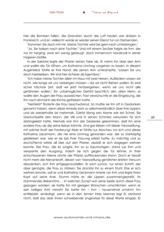 Iden Tietze ▲ T r ä u m e a m A b g r u n d
www.autonomie-und-chaos.de
89
hier die Bomben fallen, die Granaten durch die Luft heulen wie drüben in
Frankreich, und er, vielleicht würde er wieder seinen Dienst tun an Sterbenden.
"Kommen Sie doch mit mir. Meine Tochter wird Sie gern noch unterbringen."
"Ja, Sie haben noch eine Tochter." Und mit einem Seufzer folgte sie ihm, der
vor ihr herging, zwar ein wenig gebeugt, doch immernoch würdevoll in seiner
hageren Größe.
In der Sakristei legte der Pfarrer seinen Talar ab. Er nahm ihn über den Arm
und wollte die Tür öffnen, um Katharina Linnhog vorgehen zu lassen. In diesem
Augenblick fühlte er ihre Hand, die seinen Arm umkrampfte. "Lassen Sie uns
doch hierbleiben. Wir sind hier sicherer als irgendwo."
"Ich habe meine Tochter allein im Haus mit zwei Herren. Außerdem wissen wir
nicht, wie lange wir uns verbergen müssen – da wir nicht fliehen wollen. Es wird
sicher höchste Zeit, daß wir jetzt hinübergehen, wenn wir uns nicht alle
gefährden wollen." Ein unbehagliches Gefühl beschlich den alten Herrn; er
wollte den Augen der Frau ausweichen. Fast verwünschte er die Eingebung, die
ihn noch einmal in die Kirche getrieben hatte.
"Hersfeld!" flüsterte die Frau beschwörend. So mußte sie ihn oft in Gedanken
genannt haben, denn diese Anrede kam zu selbstverständlich über ihre Lippen;
und sie wiederholte sie mehrmals. Zuletzt klang sein Name wie ein Schrei. Sie
überrumpelte den Mann, der still und in seinen Schmerz versunken für sich
dahingelebt hatte. Niemals war ihm der Gedanke gekommen, daß ihn eine
andere Frau als die seine lieben könnte. Und gar lieben mit dieser Verzweiflung,
mit solcher Kraft der Forderung! Aber er fühlte nur Abscheu vor sich und dieser
Katharina Ueckmann, die nie eine Linnhog geworden war, die so starrköpfig
geblieben war, wie er sie bei ihrer Trauung erlebt hatte. Zu mächtig und zu
erschütternd wirkte all dies auf den Pfarrer, alsdaß er sich dagegen wehren
konnte. Die Frau, die es wagte, ihn so zu beunruhigen, stand vor ihm und
versperrte den Ausgang, indem sie sich gegen die Tür lehnte. In ihrer
entschlossenen Miene ahnte der Pfarrer aufflackernden Irrsinn. Doch er besaß
nicht mehr die Nervenkraft, diesen von Verzweiflung genährten letzten Versuch
abzulenken, sich ihm entgegenzustellen. Er wich zurück, nur einen Schritt, der
aber genügte, die Frau zu stärken. Sie drückte ihn zu einem Stuhl. Ehe er sich
wehren konnte, saß er und Katharina Ueckmann kniete vor ihm und legte ihren
Kopf auf seine Knie. Stumm hörte er, die Lippen zusammengepreßt, ihr
stammendes Bekenntnis … In welchen Sumpf war seine Seele durch diese Frau
gezogen worden; sie hatte ihn mit gierigen Wünschen umschlichen, wenn er
sein heiliges Amt versah! Sie hatte ihn – ihn! – tausendmal umarmt, ihn
entkleidet, erniedrigt, wenn sie in den Armen ihres Mannes lag! Er verstand
nicht, daß das über ihnen schwebende Ungewisse ihr diese Worte eingab. Er
 