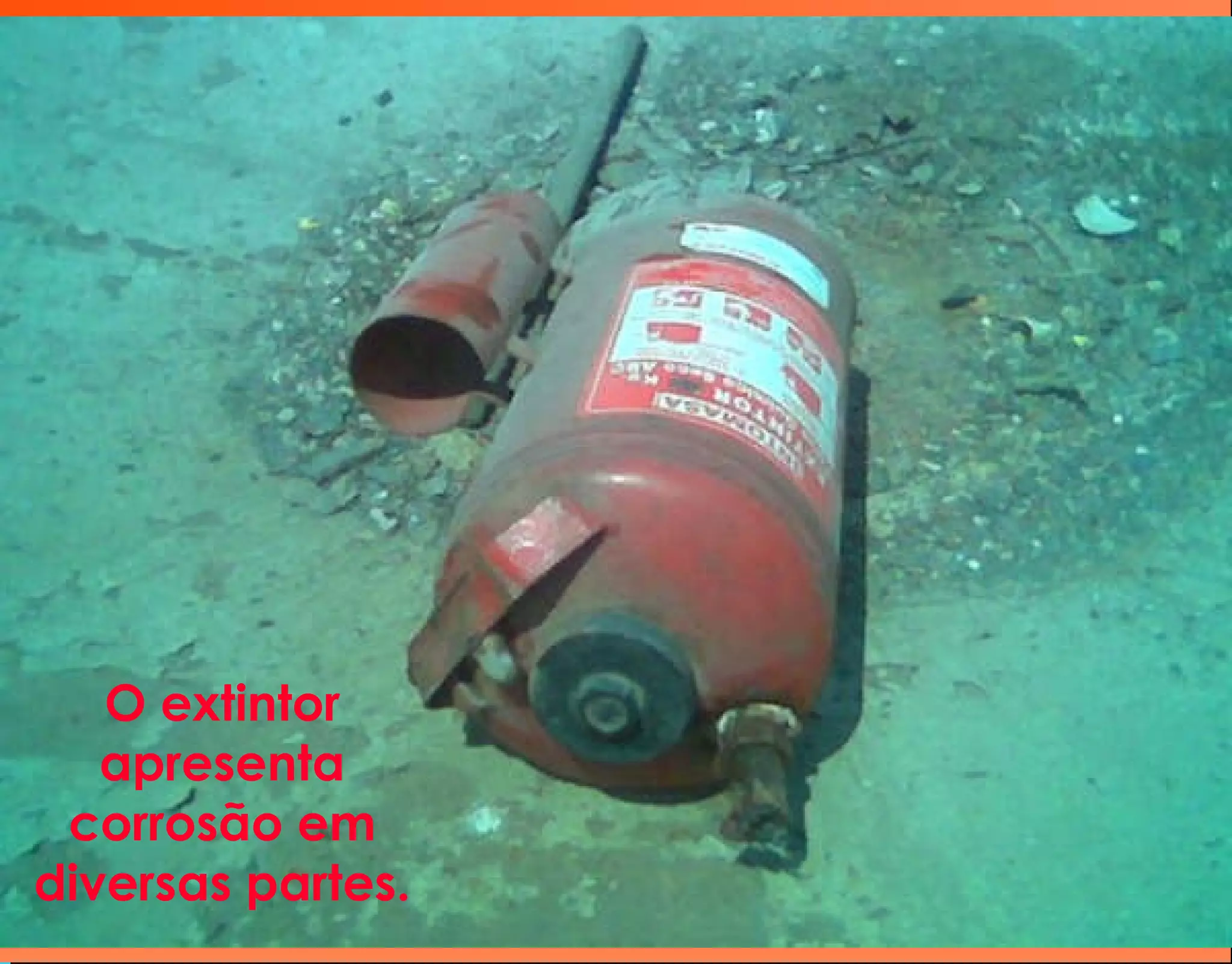 O extintor
apresenta
corrosão em
diversas partes.
 