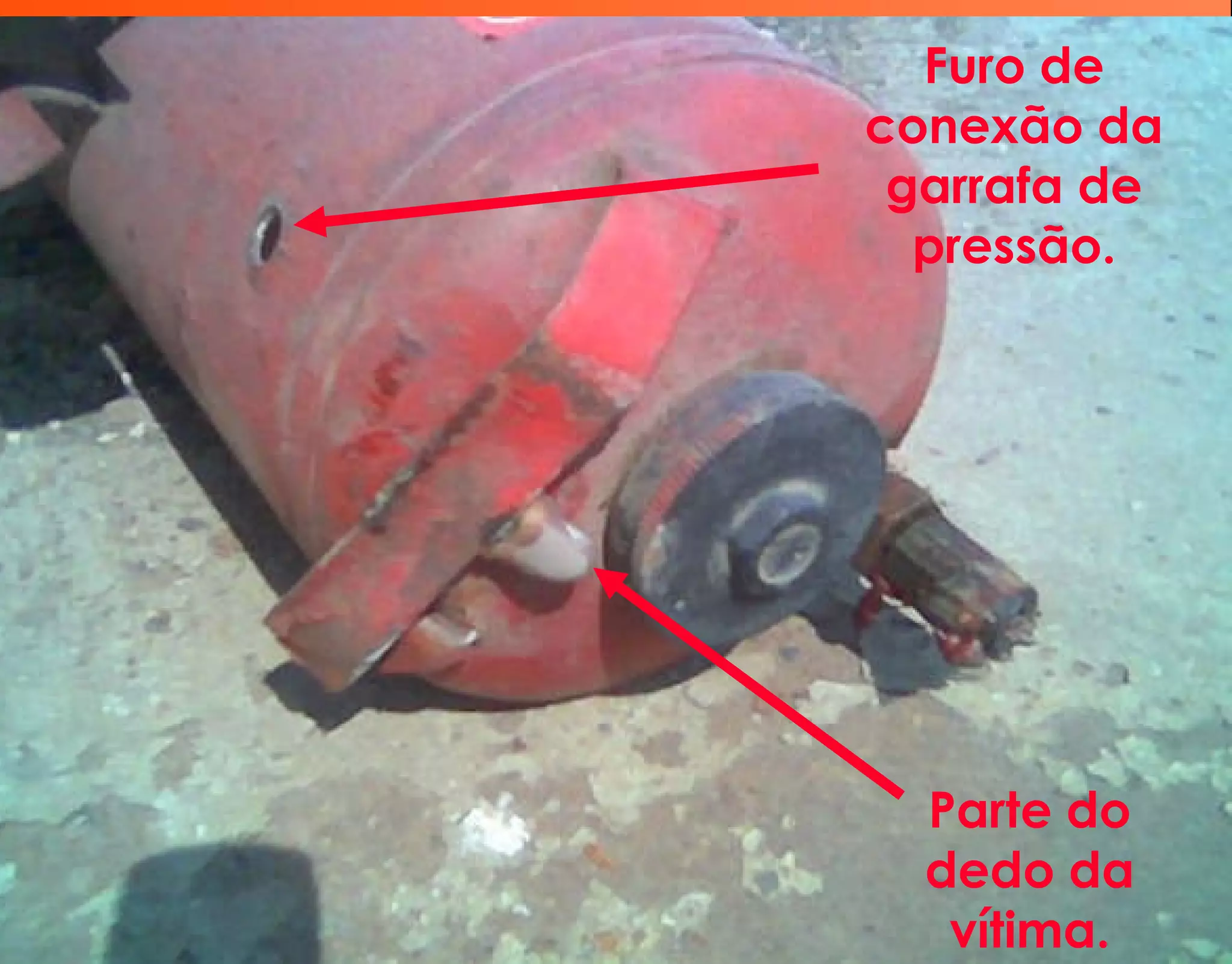 Furo de
conexão da
garrafa de
pressão.
Parte do
dedo da
vítima.
 