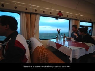 El menú en el coche comedor incluye comida occidental.
 