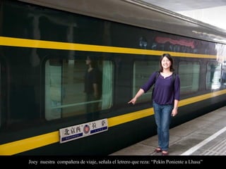 Joey nuestra compañera de viaje, señala el letrero que reza: “Pekín Poniente a Lhasa”
 