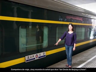 Compañera de viaje, Joey muestra la señal que dice "del Oeste de Beijing a Lhasa".
 
