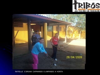NATIELLE  E BRUNA  CAPINANDO  E LIMPANDO  A  HORTA 