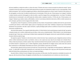 VOLTAR SUMÁRIO avançar Trilhas e Caminhos: Comunicação em Perspectiva 119
de forma metafórica a relação da mulher e o câncer de mama; “O banho não trouxe a mesma sensação de conforto de sempre” aponta
a relação do íntimo da mulher que, ao tomar banho pela primeira vez após uma mastectomia, depara-se com o corpo agravado, o texto
utiliza-se da palavra “não” como forma negativa para reforçar a ideia da preocupação com o câncer. A parte “O ponto no seio colocou um
de interrogação na minha vida. Os médicos transformaram em exclamação. A ficha não caiu. O futuro passou a ser inseguro” simboliza
o nódulo mamário, ponto de interrogação na vida da mulher, a qual fica insegura física e psicologicamente. Já as frases “Os médicos
transformaram em exclamação”, uma confirmação dos médicos sobre a neoplasia mamária, e “A ficha não caiu. O futuro passou a ser
inseguro” deduzem que, devido a todas as dificuldades, o câncer é uma doença realmente muito séria, é difícil a mulher acostumar-se
com a situação, cujo futuro se torna inseguro entre vida e morte.
Na sequência, o texto “Era apenas eu. Sozinha e perdida nos meus medos. E foi justamente na solidão, dentro de mim, que encontrei
o caminho para retomar a minha história. Agora, quero ser inspiração para outras vidas” simboliza a relação de que muitas famílias
abandonam seus pacientes e não dão o apoio necessário, a ajuda psicológica pode auxiliar as mulheres na busca de uma recuperação
emocional e vontade de viver.
No terceiro bloco aparece “Sou Jaqueline Valéria Bernardino, 51. Minha história é real e possível graças ao apoio da Liga”, que aponta
a relação do texto com a mulher, evidenciando que ela falou o texto acima, complementando: “Minha história é real e possível graças
ao apoio da Liga”. Nesse caso, o anúncio quer introduzir toda a superação de interrogação, mesmo sem o apoio da família, conseguiu se
recuperar devido ao apoio da Liga.
Na sequência aparece “Outubro é o mês da luta contra o câncer de mama. Faça o autoexame, pois o diagnóstico precoce continua
sendo o melhor tratamento para mudar a sua história. Junte-se a nós e apoie essa causa. Aqui há uma relação com o Outubro Rosa e
reforça a ideia da prevenção, ao utilizar a palavra “faça”, está direcionando de forma pessoal e soando como uma ordem para realmente
as mulheres fazerem o autoexame, que é o melhor diagnóstico, porque, descobrindo em estágios iniciais, muitas vezes não é preciso
fazer mastectomia e as dificuldades enfrentadas são menores, como também a chance de cura é de 95%.
No quinto bloco, aparece escrito em branco com tarja rosa “Faça parte da Liga” e, logo abaixo, em letras pequenas, “ligafemininanh.
com.br – 51 3595.1490 I 51 3036.1590”, finalizando com o sexto bloco, faz uma relação com a Liga, que, além de promover eventos para
ações do Outubro Rosa, auxilia pessoas com câncer, com apoio psicológico.
Na parte inferior, à direita, há outro triângulo maior, que possui um filtro preto. Esse filtro representa a seriedade do assunto e da
Liga, que, além de promover festas e divulgações no Outubro Rosa, faz um acompanhamento com mulheres com câncer de mama.
 