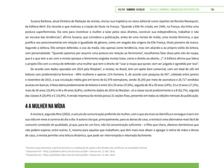 VOLTAR SUMÁRIO avançar Trilhas e Caminhos: Comunicação em Perspectiva 134
Susana Barbosa, atual Diretora de Redação da revista, iniciou sua trajetória no ramo editorial como repórter da Revista Manequim,
da Editora Abril. Ela recorda o que motivou a criação do título na França: “Quando a Elle foi criada, em 1945, na França, ela tinha uma
postura superfeminista. Ela veio para incentivar a mulher a lutar pelos seus direitos, construir sua independência, trabalhar e não
ser escrava das tendências”, afirma Susana, que considera a publicação, antes de uma revista de moda, uma revista feminina, o que
justifica seu posicionamento em relação à igualdade de gênero, como um resgate das origens da Elle França, título pioneiro da marca.
Segundo a editora, Elle sempre defendeu o uso da moda, não apenas como tendência, mas sim aliando-a ao próprio estilo da leitora,
com personalidade. “Quando optamos por assumir uma postura em relação ao feminismo4
, escolhemos falar disso pelo viés da roupa,
que é o que tem a ver com a revista (porque o feminismo engloba muitas lutas, como o direito ao aborto...)”. A Editora afirma que lidera
o projeto Elle com a crença de defender uma mulher que tem o direito de “usar a roupa que quiser, sem ser julgada e agredida por isso”.
De acordo com dados apurados em 2014 pela Marplan5
, a revista, no Brasil, tem um apelo bem comercial, com um total de 145 mil
leitores com predominância feminina – 89% mulheres e apenas 11% homens. E, de acordo com pesquisa da IVC6
, coletada entre janeiro
e novembro de 2015, a sua circulação média gira em torno de 61.979 exemplares, sendo 35.255 por meio de assinatura e 26.717 vendidas
avulsas em bancas. A faixa etária predominante de leitores é entre 20 e 29 anos (37,8%), seguida de 30 a 39 anos (24%), 15 a 19 anos (17,2%),
mais de 50 anos (10,4%) e 40 a 49 anos (8,8%), conforme dados de 2014 da Marplan. Já a classe social predominante é a B (62,7%), seguida
das classes A (20,4%) e C (16,9%). A versão impressa da revista possui 21 seções fixas, presentes em todas as edições mensais da publicação.
4 A MULHER NA MÍDIA
A revista é, segundo Mira (2003), o veículo de comunicação preferido da mulher, com o que ela mais se identifica e consegue inserir em
sua vida em meio à correria do dia a dia. A autora cita que, principalmente, para as donas de casa, a revista é uma alternativa mais fácil de
consumir conteúdo de qualidade, já que, para ler um livro, não há concentração suficiente – o filho que chora, afazeres domésticos que
não podem esperar, entre outros. E, mesmo para aquelas que trabalham, que têm mais esse afazer a agregar à rotina de mães e donas
de casa, a revista permite uma leitura dinâmica, que pode ser interrompida e retomada facilmente.
4
Doutrina que preconiza o aprimoramento e a ampliação do papel e dos direitos das mulheres na sociedade (online).
5
Disponível em: <http://publiabril.abril.com.br/marcas/Elle>. Acesso em: 21 abr. 2016.
6
Disponível em: <http://publiabril.abril.com.br/marcas/Elle>. Acesso em: 21 abr. 2016.
 