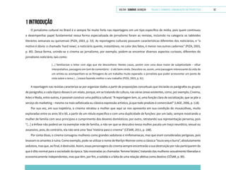 VOLTAR SUMÁRIO avançar Trilhas e Caminhos: Comunicação em Perspectiva 52
1 INTRODUÇÃO
O jornalismo cultural no Brasil é e sempre foi muito forte nas reportagens em um tipo específico de mídia, pois quem continuou
a desempenhar papel fundamental nessa forma especializada de jornalismo foram as revistas, incluindo na categoria os tabloides
literários semanais ou quinzenais (PIZA, 2003, p. 33). As reportagens culturais possuem características diferentes dos noticiários, e “o
motivo é óbvio: o chamado ‘hard news’, o noticiário quente, instantâneo, no calor dos fatos, é menor nos outros cadernos” (PIZA, 2003,
p. 80). Dessa forma, unindo-se o cinema ao jornalismo, por exemplo, podem-se encontrar diversos aspectos curiosos, diferentes do
jornalismo noticiário, tais como:
[...] familiarizar o leitor com algo que ele desconhece. Nestes casos, porém com uma dose maior de subjetividade – olhar
interpretativo, passagens em tom de comentário – é até bem-vinda. Descobre-se, assim, uma passagem interessante da vida de
um artista ou acompanham-se as filmagens de um trabalho muito esperado: o jornalista que puder acrescentar um ponto de
vista sobre o tema [...] estará fazendo melhor o seu trabalho (PIZA, 2003, p. 81).
A reportagem nas revistas caracteriza-se por organizar dados a partir de proposições conceituais que iniciarão os parágrafos ou grupos
de parágrafos; e cada tópico desses é um relato, porque, em se tratando de cultura, nas várias áreas existentes, como, por exemplo, Cinema,
Artes e Moda, entre outros, é possível construir uma política cultural: “A reportagem tem, aí, uma função clara de socialização, que se põe a
serviço do marketing – mesmo na mais sofisticada ou clássica expressão artística, já que todo produto é comerciável” (LAGE, 2006, p. 118).
Por sua vez, em sua trajetória, o cinema retratou a mulher que aqui se nos apresenta em sua condição de musas/divas, muito
exploradas entre os anos 50 e 60, a partir de um rótulo específico e com uma duplicidade de funções: por um lado, sempre mostrando a
mulher de família com seus princípios e cumprimento dos deveres domésticos; por outro, retratando sua representação perversa, pois
“[...] a ênfase não poderá ser na exemplar mãe de família, a não ser que se descubra nessa mulher pacata um traço neurótico, sexual ou
assassino, pois, do contrário, ela não será uma ‘boa’ história para o cinema” (CÉSAR, 2011, p. 188).
Por conta disso, o cinema consagrou mulheres como grandes sedutoras e ninfomaníacas, mas que eram consideradas perigosas, pois
levavamosamantesàruína.Comoexemplo, pode-seutilizaronomedeMarilynMonroecomoaclássica “loura sexyeburra”,absolutamente
sedutora, mas que, ao final, é destruída. Assim, essas personagens do cinema sempre encontrarão a sua destruição por não participarem do
que é dito normal para a sociedade da época. São mostradas as chamadas ‘femme fatales’, tratando das mulheres sexualmente liberadas e
economicamente independentes, mas que têm, por fim, a solidão e a falta de uma relação afetiva como destino (CÉSAR, p. 89).
 