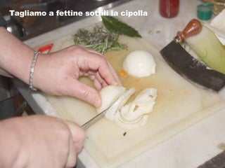 Tagliamo a fettine sottili la cipolla 