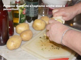 Peliamo le patate e tagliamo anche esse a pezzettoni 