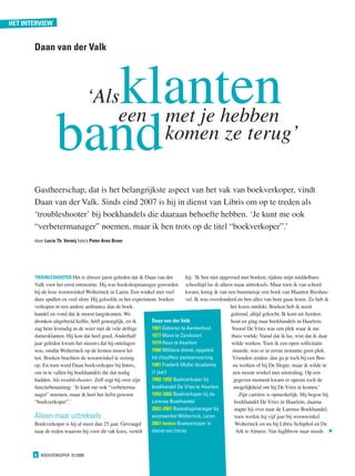 het interview


       Daan van der valk




                   klanten       ‘Als

                 band
                                     een met je hebben
                                         komen ze terug’

       Gastheerschap, dat is het belangrijkste aspect van het vak van boekverkoper, vindt
       Daan van der Valk. Sinds eind 2007 is hij in dienst van Libris om op te treden als
       ‘troubleshooter’ bij boekhandels die daaraan behoefte hebben. ‘Je kunt me ook
       “verbetermanager” noemen, maar ik ben trots op de titel “boekverkoper”.’
       door Lucie th. vermij foto’s Peter Arno Broer




       trouBLeshooter Het is alweer jaren geleden dat ik Daan van der           hij: ‘Ik ben niet opgevoed met boeken, tijdens mijn middelbare-
       Valk voor het eerst ontmoette. Hij was bookshopmanager geworden schooltijd las ik alleen maar uittreksels. Maar toen ik van school
       bij de luxe woonwinkel Wolterinck in Laren. Een winkel met veel          kwam, kreeg ik van een buurmeisje een boek van Maarten Biesheu-
       dure spullen en veel sfeer. Hij geloofde in het experiment: boeken       vel. Ik was overdonderd en ben alles van hem gaan lezen. Zo heb ik
       verkopen in een andere ambiance dan de boek-                                                   het lezen ontdekt. Boeken heb ik nooit
       handel en vond dat ik moest langskomen. We                                                      geleend, altijd gekocht. Ik kom uit Aerden-
       dronken uitgebreid koffie, héél genoeglijk, en ik       Daan van der valk                       hout en ging naar boekhandels in Haarlem.
       zag hem levendig in de weer met de vele deftige         1961 Geboren te Aerdenhout              Vooral De Vries was een plek waar ik me
       damesklanten. Hij kon dat heel goed. Anderhalf          1977 Mavo te Zandvoort                  thuis voelde. Vanaf dat ik las, wist dat ik daar
       jaar geleden kwam het nieuws dat hij ontslagen          1979 Havo te Haarlem                    wilde werken. Toen ik een open sollicitatie
       was, omdat Wolterinck op de kosten moest let-           1980 Militaire dienst, opgeleid         stuurde, was er in eerste instantie geen plek.
       ten. Boeken brachten de woonwinkel te weinig            tot chauffeur pantservoertuig           Vrienden zeiden: dan ga je toch bij een Bru-
       op. En toen werd Daan boekverkoper bij Intres,          1981 Frederik Muller Academie            na werken of bij De Slegte, maar ik wilde in
       om in te vallen bij boekhandels die dat nodig           (1 jaar)                                 een mooie winkel met uitstraling. Op een
       hadden. Als troubleshooter. Zelf zegt hij over zijn     1982-1992 boekverkoper bij               gegeven moment kwam er opeens toch de
       functiebenaming: ‘Je kunt me ook “verbeterma-           boekhandel De vries te Haarlem           mogelijkheid om bij De Vries te komen.’
       nager” noemen, maar ik heet het liefst gewoon           1992-2002 boekverkoper bij de               Zijn carrière is opmerkelijk. Hij begon bij
       “boekverkoper”.’                                        Larense boekhandel                        boekhandel De Vries in Haarlem, daarna
                                                               2002-2007 bookshopmanager bij             stapte hij over naar de Larense Boekhandel,
       Alleen maar uittreksels                                 woonwinkel Wolterinck, Laren              toen werkte hij vijf jaar bij woonwinkel
       Boekverkoper is hij al meer dan 25 jaar. Gevraagd       2007-heden boekverkoper in                Wolterinck en nu bij Libris Schiphol en De
       naar de reden waarom hij voor dit vak koos, vertelt     dienst van Intres                          Ark te Almere. Van highbrow naar steeds
                                                                                                                                                      ▼




       8  boekverkoper 01/2009
 