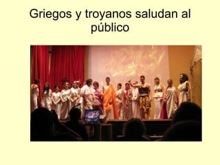 Griegos y troyanos saludan al público 