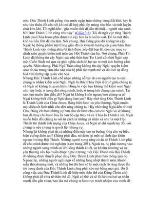 ước, Đức Thánh Linh giống như nước ngập tràn những vùng đất khô, hay là
như lửa thiêu đốt cho tới khi nó đã huỷ phá lớp màng nhơ bẩn và tinh luyện
chất kim khí. Tôi nghĩ đến: “gió muốn thổi đi đâu thì thổi... người nào sanh
bởi Đức Thánh Linh cũng như vậy” (GiGa 3:8). Tôi đã ngờ vực rằng Thánh
Linh của Chúa Jesus phải được tin cậy hơn là bị kiểm soát. Đó là một điều
khó và liều lĩnh để mà làm. Nói chung, Hội Công giáo đã không tin cậy
Ngài: hệ thống phẩm trật Công giáo đã có khuynh hướng cố giam hãm Đức
Thánh Linh vào những phép bí tích được xếp đặt hợp lẽ, còn các mục sư
dành toàn quyền kiểm soát trên các Hội Thánh của họ. Nói chung, Phái Tin
Lành đã không tin cậy Ngài: các nhà thần học Tin Lành cố nhốt Ngài vào
một Cuốn Sách mà qua sự giải nghĩa sách đó họ tạo ra một ảnh hưởng cầm
quyền. Nhìn chung, Phái Ngũ Tuần cũng không tin cậy Ngài: quyền kiểm
soát từ các trung tâm đầu não của hệ phái rất mạnh mẽ và đòi hỏi sự đồng
hoá với những tập quán văn hoá.
Nhưng Đức Thánh Linh chế nhạo những nỗ lực do con người tạo ra của
chúng ta nhằm kiểm soát Ngài. Ngài là Đức Chúa Trời tể trị ở giữa chúng ta
và Ngài sẽ không bị giam hãm. Đừng lo việc bạn không thể kiểm soát Ngài
như vậy hoặc ở trong đời sống mình, hoặc ở trong hội chúng của mình. Tại
sao bạn muốn làm điều đó? Ngài há không khôn ngoan hơn chúng ta ư?
Ngài không biết điều gì Ngài đang làm sao? Hãy nhớ rằng Đức Thánh Linh
là Thánh Linh của Chúa Jesus, Đấng hiền lành và yêu thương, Ngài muốn
mọi điều tốt lành nhất cho đời sống chúng ta. Hãy nhớ rằng Ngài đến từ một
Cha, Đấng chỉ ban những sự ban cho tốt lành cho con cái Ngài và sẽ không
ban đá thay cho bánh hay là ban bò cạp thay vì cá. Chúa là Thánh Linh, Ngài
muốn biến đổi chúng ta với tư cách là những cá nhân và như là một Hội
Thánh trở thành ảnh tượng của Chúa Jesus, và Ngài sẽ chỉ mạnh tay đối với
chúng ta nếu chúng ta quyết liệt kháng cự.
Nhưng há không phải tất cả những điều nầy tạo sự buông lỏng cho sự biểu
hiện cuồng điên sao? Chẳng phải đâu, nó đem lại một sự lãnh đạo khôn
ngoan ở trong Hội Thánh. Những người xưng rằng có ân tứ Thánh Linh phải
để cho mình được thử nghiệm (xem trang 205). Ngoài ra, họ phải nương vào
những người xưng mình có đời sống thánh khiết, sự khiêm nhường và sự
yêu thương nếu họ muốn được nghe ở trong một Hội Thánh mà Hội Thánh
đó không được thuyết phục rằng Đức Thánh Linh phán bảo thông qua họ.
Ngược lại, những người nghi ngờ về những lòng nhiệt thành mới, khuôn
mẫu thờ phượng mới, và những lời đòi hỏi vô lý một cách rõ ràng được tấn
tới trong danh của Đức Thánh Linh cũng phải cởi mở bằng mọi giá. Đó là
công việc của Đức Thánh Linh để hiệp một thân thể của Đấng Christ chớ
không phải để chia rẽ thân thể đó. Ngài có thể và sẽ lôi kéo cả hai sự nhấn
mạnh đến gần nhau, bao lâu mà chúng ta làm trọn trách nhiệm của mình để
 