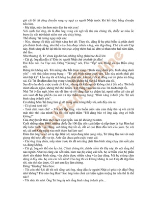 gi cái tài cũng chuy n sang s ng i ca ngư i Nh t trư c khi k t thúc b ng chuy n
ti u lâm.
- M ki p, máy êm hơn máy àn bà m t con!
V i cánh àn ông, dù là àn ông trong cái ngõ t i tàn c a chúng tôi, chi c xe màu c
bươu y v n tr thành ni m mơ ư c cháy b ng.
Th nhưng Trí tương ngay m t câu:
- Này, nhưng tôi th y cái bình xăng hơi d . Theo tôi, áng l h ph i bi n c ph n dư i
yên thành bình xăng, như th v a ch a ư c nhi u xăng, v a p dáng. Ch cái anh Cúp
này, bình xăng ã bé l i thù lù m t c c, c ng thêm hai cái èn xi nhan như hai n m m,
thô l m.
Như thư ng l , Trí chưa k p d t l i, nh ng ti ng ph n bác ã lên:
- Cái gì, ông ùa y à? u óc ngư i Nh t ch có ph i c t âu!
H i K u nói, Ba Tr c nói, ông “Gioăng” nói, Thái “l p” nói, Hùng và c u Bi n cũng
nói.
Riêng tôi không nói. Tôi m ng như b t ư c vàng. “Bình xăng dư i yên, bình xăng dư i
yên” – tôi nh th m trong b ng – “Trí nói bình xăng dư i yên. L n này mình ph i ghi
nh th t k ”. L n này tôi s không ba ph i n a. L n này tôi s óng vai trò phân x úng
sai. C Trí l n ám àn ông trong xóm u không h bi t k ho ch c a tôi.
Sau ó còn nhi u cu c tranh cãi khác, nhưng tôi kiên quy t không chú ý n n a. Tôi bi t
mình u óc ng n, không th nh nhi u. T p trung vào câu nói c a Trí ã m t r i.
Nhà Trí u ngõ, hôm nào i làm v tôi cũng p xe ch m l i, ngoái nhìn cái c a g
sơn xanh ã b c ph ch c a anh và c th m trong b ng: “Bình xăng dư i yên. Trí nói
bình xăng dư i yên”.
Có nh ng hôm Trí ang làm gì ó trong nhà, trông th y tôi, anh y c a ra:
- Có gì mà tươi th !
- Tươi ch , tươi ch ! – Tôi nói l p l ng, v a bu n cư i v a c m th y thú v v i cái bí
m t nh nh c a mình. Và tôi còn nghĩ th m “Tôi ang b o v ông ây, ông có bi t
không!”
Câu chuy n k t thúc m t cách ng ng n, sau ó kho ng ba năm.
Cu i nh ng năm 1980, nh ng chi c Su 100 u tiên xu t hi n và ti p theo là lo i Rim hai
y kiêu hãnh. L i Hùng, anh hàng th t t t s , d t v con Rim u tiên c a xóm. So v i
nó, cái anh Cúp ngày xưa m i th m h i làm sao!
ám àn ông l i có c t t p. Khi ti c rư u ang tràn cung mây, Trí ng lên nói v i m t
gi ng nh nh , y t tin. Anh v n chưa quên cu c tranh cãi.
- Các ông th y chưa, m y năm trư c tôi ã nói r ng ph i làm bình xăng ch y dài su t yên
xe, úng không.
- Cái gì, ông nói th nào y ch . Chính chúng tôi, chính m m tôi ây này, tôi nói r ng th
nào ngư i Nh t h cũng c i ti n n a, năm nào h cũng c i ti n, h s bi n toàn b ph n
dư i yên thành bình xăng, v a ch a ư c nhi u xăng v a p dáng. Mà h ch ng ch u
d ng y âu, h còn c i ti n n a! Còn ông thì c khăng khăng là con Cúp ã p l m
r i, s a th nào ư c. Có anh em ây làm ch ng.
ông “Gioăng” hùa theo:
- Tôi còn nh khi ó tôi nói s ng v i ông, r ng u óc ngư i Nh t có ph i c t âu! Ông
nh không? Th nào ông Ban? Sao ông toàn chơi cái ki u ng m mi ng ăn ti n th là th
nào?
- Tôi nh , tôi nh . Ông Trí ông y nói r ng bình xăng dư i yên…
 