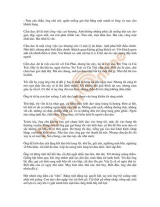 - N a cân ch n, ông ch nói, qu n mi ng gói th t b ng m t m nh ni lông và trao cho
khách hàng.
C m dao, ó là m t công vi c cao thư ng. Anh không nh ng ph i c t mi ng th t sao cho
g n, p, ngon m t, mà còn ph i chính xác. N a cân, m t nhát dao. Hai cân, cũng m t
nhát dao. Hai nhát là v t.
C m dao là m t công vi c cao thư ng còn vì m t lý do khác. Anh ph i bi t i u ch nh.
Nh thôi, nhưng ph i bi t i u ch nh. Khách quen không gi ng khách sơ. V i khách quen
anh c t nh nh thêm tí chút. V i khách sơ, anh c t h t tí ti. C m dao là vi c mang y tình
ngư i.
C m dao, ó là vi c c a tôi v i Cái Ph i, nhưng lúc này, l i là vi c c a Tr Trái và Cái
Trái. Ðây là l n th ba, ngày th ba, Tr Trái và Cái Trái c m dao. M i ch là c m, ch
chưa bao gi ch t th t. Mà nói chung, anh ta chưa ch t b t kỳ m t th gì. Như th thì run
là ph i.
Tôi v n hy v ng ông ch s i ý, hay ít nh t là hoãn l i n ngày mai. Nhưng tôi cũng l
m c m th y l n này s là l n nh m nh. Tôi không th gi i thích t i sao, nhưng c m
giác y r t rõ. Có th vì tay ông ch run hơn, nhưng i u ó tôi cũng không dám ch c.
Ông t t h con dao xu ng. Lư i dao l nh ch m vào lưng khi n tôi rùng mình.
Thú th t, tôi v n là k nhát gan, c nhìn th y lư i dao sáng loáng là ho ng. Hơn ai h t,
tôi bi t rõ t t c nh ng ngón ngh c a h n ta. Nh ng mũi r ch, nh ng ư ng thái, nh ng
v t c t, nh ng cú ch t, nh ng nhát x , và c nh ng òn tr s ng lưng g m ghi c. Ngón
nào cũng l nh l o, ch t chóc. Cũng may, tôi luôn luôn là ngư i c m dao.
Trư c kia, ông ch không bao gi ch m lư i dao vào lưng tôi, m c dù vào b ng thì
thư ng xuyên. Ðúng hơn là ông g i g i b ng tôi vào lư i dao, có khi th xem dao có
s c không, có khi ch vì thói quen. Da b ng tôi dày, ti ng g i vào dao kh t kh t, kh p
kh p, cao th p khác nhau. N u dao cùn, ông g i vào thanh á mài. Nhưng chuy n ó ch
x y ra có m t l n. Nói chung, con dao này s c như nư c.
Ông lư i dao yên l ng h i lâu trên lưng tôi, kh n, gi yên, nghiêng m t bên, nghiêng
v bên khác, r i kh n n a. L p da m ng trên lưng tôi au nhói, như s p t.
Ông c ng nh th h i lâu, r i t ng t nh c dao lên, th dài. Tôi thoáng m ng th m.
Gi ng h t hôm qua, khi ông nh m m t l i, th dài, toàn thân tôi l nh bu t. Tôi i ông
l c u, g t cái th t sang m t bên r i vào b p, c t dao lên giá. V y là s có ngày th tư.
Bi t âu còn có ngày th năm. May hơn n a, th sáu, th b y. Bi t âu, ông ch t
nhiên i ý.
Ð t nhiên ông m cái “r m”. B ng m t ng tác quy t li t, tay trái ông b xu ng m t
nhát tr i giáng. Con dao c m ng p vào cái th t g . Cái th t g nh p nháp, n ng n c mùi
m l n ôi, n y lên vì gi t mình trên m t bàn cũng dính y m l n.
 