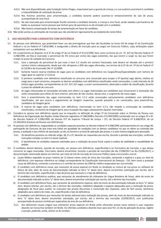 TRIBUNAL SUPERIOR DO TRABALHO 5
4.21.3. Não será disponibilizado, pela Fundação Carlos Chagas, responsável para a guarda da criança, e a sua ausência acarretará à candidata
a impossibilidade de realização da prova.
4.21.4. Nos horários previstos para amamentação, a candidata lactante poderá ausentar-se temporariamente da sala de prova,
acompanhada de uma fiscal.
4.21.5. Na sala reservada para amamentação ficarão somente a candidata lactante, a criança e uma fiscal, sendo vedada a permanência de
babás ou quaisquer outras pessoas que tenham grau de parentesco ou de amizade com a candidata.
4.21.6. Não haverá compensação do tempo de amamentação em favor da candidata.
4.22. Não serão aceitas as solicitações de inscrição que não atenderem rigorosamente ao estabelecido neste Edital.
5. DAS INSCRIÇÕES PARA CANDIDATOS COM DEFICIÊNCIA
5.1. Às pessoas com deficiência, que pretendam fazer uso das prerrogativas que lhes são facultadas no inciso VIII do artigo 37 da Constituição
Federal e na Lei Federal nº 7.853/1989, é assegurado o direito de inscrição para os cargos em Concurso Público, cujas atribuições sejam
compatíveis com sua deficiência.
5.2. Em cumprimento ao disposto no § 2º do artigo 5º da Lei Federal nº 8.112/1990, bem como na forma do art. 37, §1º do Decreto Federal nº
3.298/1999, ser-lhes-á reservado o percentual de 5% (cinco por cento) das vagas existentes, das que vierem a surgir ou das que forem
criadas no prazo de validade do Concurso.
5.2.1. Caso a aplicação do percentual de que trata o item 5.2 resulte em número fracionado, este deverá ser elevado até o primeiro
número inteiro subsequente, desde que não ultrapasse a 20% das vagas oferecidas, nos termos do § 2º do art. 5º da Lei Federal nº
8.112/90 e do Enunciado CNJ nº 12/2009.
5.2.2. Somente haverá reserva imediata de vagas para os candidatos com deficiência nos Cargos/Áreas/Especialidades com número de
vagas igual ou superior a 5 (cinco).
5.2.3. O primeiro candidato com deficiência classificado no concurso será convocado para ocupar a 5ª (quinta) vaga aberta, relativa ao
cargo para o qual concorreu, enquanto os demais candidatos com deficiência classificados serão convocados, a cada intervalo de 20
(vinte) vagas providas, correspondentes às 21ª, 41ª, 61ª vagas, e assim sucessivamente, observada a ordem de classificação, durante
o prazo de validade do concurso.
5.2.4. As vagas relacionadas às nomeações tornadas sem efeito e as vagas relacionadas aos candidatos que renunciarem à nomeação não
serão computadas para efeito do item anterior, pelo fato de não resultar, desses atos, o surgimento de novas vagas.
5.2.5. Para o preenchimento das vagas mencionadas no item 5.2.3 serão convocados exclusivamente candidatos com deficiência
classificados, até que ocorra o esgotamento da listagem respectiva, quando passarão a ser convocados, para preenchê-las,
candidatos da listagem geral.
5.2.6. A reserva de vagas para candidatos com deficiência, mencionada no item 5.2.3, não impede a convocação de candidatos
classificados, constantes da listagem geral, para ocupação das vagas subsequentes àquelas reservadas.
5.3. Considera-se pessoa com deficiência aquela que se enquadra na definição do artigo 1º da Convenção sobre os Direitos da Pessoa com
Deficiência da Organização das Nações Unidas (Decreto Legislativo nº 186/2008 e Decreto nº 6.949/2009) combinado com os artigos 3º e 4º,
do Decreto Federal nº 3.298/1999, da Súmula 377 do Superior Tribunal de Justiça – STJ, do Decreto Federal nº 8.368/2014, da Lei
13.146/2015 (Estatuto da Pessoa com Deficiência).
5.4. As pessoas com deficiência, resguardadas as condições especiais previstas no Decreto Federal nº 3.298/1999, particularmente em seu artigo 40,
participarão do Concurso de que trata este Edital em igualdade de condições com os demais candidatos no que se refere ao conteúdo das
provas, à avaliação e aos critérios de aprovação, ao dia, ao horário e ao local de aplicação das provas, e à nota mínima exigida para aprovação.
5.4.1. Os benefícios previstos no referido artigo, §§ 1º e 2º, deverão ser requeridos por escrito, durante o período das inscrições, conforme
instruções contidas no item 5.5 deste Capítulo.
5.4.2. O atendimento às condições especiais solicitadas para a realização da prova ficará sujeito à análise de viabilidade e razoabilidade do
pedido.
5.5. O candidato deverá declarar, quando da inscrição, ser pessoa com deficiência, especificando-a no Formulário de Inscrição, e que deseja
concorrer às vagas reservadas. Para tanto, deverá encaminhar, durante o período de inscrições (do dia 17/08/2017 ao dia 22/09/2017), a
documentação relacionada abaixo via Internet, por meio do link de inscrição do Concurso Público www.concursosfcc.com.br.
a) Laudo Médico expedido no prazo máximo de 12 (doze) meses antes do início das inscrições, atestando a espécie e o grau ou nível de
deficiência, com expressa referência ao código correspondente da Classificação Internacional de Doenças - CID, bem como a provável
causa da deficiência, contendo a assinatura e o carimbo do número do CRM do médico responsável por sua emissão;
b) O candidato com deficiência visual, que necessitar de prova especial em Braile ou Ampliada ou Leitura de sua prova ou software de
leitura de tela, além do envio da documentação indicada na letra “a” deste item, deverá encaminhar solicitação por escrito, até o
término das inscrições, especificando o tipo de prova que necessita e o tipo de deficiência;
c) O candidato com deficiência auditiva, que necessitar do atendimento do Intérprete de Língua Brasileira de Sinais, além do envio da
documentação indicada na letra “a” deste item, deverá encaminhar solicitação por escrito, até o término das inscrições;
d) O candidato com deficiência física, que necessitar de atendimento especial, além do envio da documentação indicada na letra “a” deste
item, deverá solicitar, por escrito, até o término das inscrições, mobiliário adaptado e espaços adequados para a realização da prova,
designação de fiscal para auxiliar no manuseio das provas discursivas e transcrição das respostas, salas de fácil acesso, banheiros
adaptados para cadeira de rodas, etc, especificando o tipo de deficiência;
e) O candidato com deficiência que necessitar de tempo adicional para realização das provas, além do envio da documentação indicada na
letra “a” deste item, deverá encaminhar solicitação, por escrito, até o término das inscrições (22/09/2017), com justificativa
acompanhada de parecer emitido por especialista da área de sua deficiência.
5.5.1. Aos deficientes visuais (cegos) que solicitarem prova especial em Braile serão oferecidas provas nesse sistema e suas respostas
deverão ser transcritas também em Braile. Os referidos candidatos deverão levar para esse fim, no dia da aplicação da prova, reglete
e punção, podendo, ainda, utilizar-se de soroban.
 