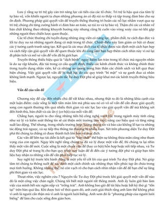 Lưu ý rằng sự trì trệ gây cản trở năng lực cải tiến của các tổ chức. Trì trệ là hậu quả của tâm lý
tự bảo vệ, vốn khiến người ta chọn những phương án có độ rủi ro thấp và tập trung đảm bảo cho sự
ổn định. Phương pháp giải quyết vấn đề truyền thống thường trì hoãn các nỗ lực nhằm vượt qua sự
trì trệ; chúng chỉ tăng cường hành vi đảm bảo an toàn, sợ rủi ro và tự bảo vệ. Thậm chí các cá nhân về
bản chất không theo những khuynh hướng này nhưng cũng bị cuốn vào vòng xoáy của nó khi gặp
những người theo chiến lược quen thuộc.
Các tổ chức thường chỉ tuyển dụng những ứng viên có năng lực, phẩm chất, tư cách đạo đức và
lối tư duy na ná những người đang có mặt trong tổ chức. Chính điều này làm giảm cơ hội có được
các ý tưởng cạnh tranh sáng tạo. Kết quả là các mục đích của tổ chức được xác định một cách hạn hẹp
và cách tiếp cận giải quyết vấn đề quen thuộc khi đó càng làm hạn hẹp thêm cách nhìn này vì nó lại
đi phân tích và mổ xẻ vấn đề vốn đã bị giới hạn.
Truyền thông thiếu hiệu quả là “dịch bệnh” nguy hiểm lan tràn trong tổ chức mà nguyên nhân
là do sự rập khuôn, độc tài trong cơ cấu quyết định, thiếu các kênh chính thức và không chính thức
trong tuyển dụng nhân viên, kể cả những ảo tưởng trong bản thân các chính sách và kết quả thực
hiện chúng. Việc giải quyết vấn đề bị thất bại do các quy trình “bí mật” và sự ganh đua cá nhân
không lành mạnh. Ngược lại, nguyên tắc Tư duy Đột phá sẽ giúp khai mở các kênh truyền thông hữu
hiệu.
Vấn đề của vấn đề
Chương này đề cập đến nhiều chủ đề rất khác nhau, nhưng thật ra đó là những khía cạnh của
một luận điểm: cuộc sống là một tấm màn lớn mà phía sau nó có vô số vấn đề cần được giải quyết;
song con người thường tốn quá nhiều thời gian và sức lực lao vào giải quyết vấn đề mà không xét
đến hình thù, bản chất và các ẩn ý (cơ hội) của mỗi vấn đề.
Chẳng hạn, người ta cho rằng những tiến bộ công nghệ vượt bậc trong ngành máy tính cũng
như xử lý và kiểm soát thông tin sẽ cải thiện môi trường làm việc, nâng cao hiệu quả và tăng năng
suất lao động. Thế nhưng, trong nhiều trường hợp, lượng thông tin và báo cáo khổng lồ tạo ra những
tác động trái ngược, và sự tiếp thu thông tin thường bị nhiễu loạn. Xét trên phương diện Tư duy Đột
phá thì chúng ta chẳng có được thành tích lớn hơn về mục đích.
Các vấn đề liên tục tái diễn là kết quả từ “bản chất” thể hiện sự không thỏa mãn cũng như tham
vọng của con người. Ngay khi nghĩ rằng chúng ta đã xử lý được một vấn đề, thì chúng ta lại nhìn
thấy một vấn đề mới. Cuộc sống là một chuỗi vấn đề (hay cơ hội) hỗn hợp hoặc nối tiếp nhau, và Tư
duy Đột phá sẽ trang bị cho bạn quy trình suy luận để đi đến các ý tưởng đột phá và giúp bạn tiên
liệu hay nhận ra những vấn đề cần phải tiếp tục xử lý.
Suy nghĩ kỹ trước khi hành động là một yếu tố cốt lõi của quá trình Tư duy Đột phá. Nó giúp
tâm trí chúng ta thông suốt để xác định một cách chính xác những thực tiễn phức tạp ẩn chứa trong
mọi tình huống. Không những thế, nó còn vạch rõ cho bạn cách nhìn nhận vấn đề để hạn chế sự lãng
phí thời gian và sức lực.
Thoạt nhìn, việc nghiên cứu 7 Nguyên tắc Tư duy Đột phá trước khi giải quyết một vấn đề nào
đó là một công việc chán ngắt. Chúng tôi biết một người rất thông minh. Anh ấy luôn giữ bàn làm
việc của mình hết sức ngăn nắp và “trống trải”. Anh không bao giờ để tài liệu hoặc bất kỳ thứ gì “tồn
tại” trên bàn quá lâu. Khi được hỏi về thói quen đó, anh cười giải thích rằng anh làm thế không phải
vì anh là người cẩn thận mà vì anh là người lười biếng. Anh xem đó là “phương pháp của người lười
biếng” để làm cho cuộc sống đơn giản hơn.
 