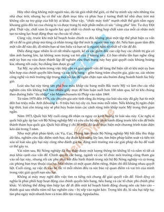 Hãy nhớ rằng không một người nào, dù tài giỏi nhất thế giới, có thể tự mình xây nên những tòa
nhà chọc trời; nhưng họ có thể xác định mục tiêu và phác họa ý tưởng thiết kế nhà chọc trời mà
không cần sự trợ giúp của bất kỳ ai khác. Như vậy, “chiếc máy tính” mạnh nhất thế giới nằm ngay
khoảng giữa đôi tai của chúng ta và được trang bị một phần mềm có sức “công phá” lớn: Tư duy Đột
phá. Thật vậy, chất xám là nguồn lực quý nhất và chính sự tổng hợp chất xám của mỗi cá nhân mới
tạo ra năng lực hoạt động thực sự cho các tổ chức.
Cũng vậy, trước khi một kế hoạch hoàn chỉnh ra đời, không phải một tập thể phát hiện ra vấn
đề và đề ra giải pháp mà từng cá nhân trong tập thể mới là người làm việc đó. Nếu bạn quan tâm đến
một vấn đề nào đó, dĩ nhiên bạn sẽ tìm hiểu và bạn sẽ là người nắm rõ nhất về vấn đề đó.
Điều đáng ngạc nhiên là có rất nhiều người, kể cả các giám đốc cao cấp hay các chính trị gia có
tầm ảnh hưởng lớn, lại không xem trọng vai trò của ý tưởng này. Có bao nhiêu lần bạn nghe rằng
một ủy ban nọ vừa được thành lập để nghiên cứu thực trạng này hay giải quyết cuộc khủng hoảng
kia, nhưng rốt cuộc, họ chẳng làm được gì cả?
Tại Mỹ, sự yếu kém trong việc tiếp cận và giải quyết vấn đề từng thể hiện rất rõ khi một ủy ban
hỗn hợp của chính quyền liên bang và các tiểu bang – gồm hàng trăm chuyên gia, giáo sư, các nhóm
công nghệ và môi trường tập trung mọi nỗ lực để ngăn chặn nạn sâu bướm đang hoành hành lúc bấy
giờ.
Loài sâu hại này từng tàn phá hoa màu khắp các bang miền Bắc nước Mỹ và làm cho các nhà
nghiên cứu tốn không biết bao nhiêu giấy mực để bàn luận suốt hơn 100 năm qua, kể từ khi chúng
theo đường biển “du nhập” vào Massachussets từ Pháp vào năm 1869.
Từ năm 1970 đến 1976, các chuyên gia ước tính rằng ấu trùng của loài sâu này đã gây hại từ một
đến hai triệu mẫu Anh (khoảng 4 - 8 triệu héc-ta) cây cỏ, hoa màu mỗi năm. Nếu không bị ngăn chặn
kịp thời, loài côn trùng này sẽ phá hủy hoàn toàn các cánh rừng trên khắp nước Mỹ trong thời gian
ngắn.
Năm 1973, Quốc hội Mỹ cuối cùng đã nhận ra nguy cơ kinh hoàng từ loài sâu này. Các nghị sĩ
quốc hội gây áp lực với Bộ Nông nghiệp Mỹ và yêu cầu bộ này phải hành động trước khi vấn đề biến
thành thảm họa quốc gia. Quốc hội đồng ý chi 50 triệu đô la để thực hiện một chương trình toàn diện
kéo dài trong 5 năm.
Như một phát pháo lệnh, các Vụ, Cục, Phòng ban thuộc Bộ Nông nghiệp Mỹ bắt đầu thu thập
dữ liệu, nghiên cứu đặc điểm sinh học, dự đoán khả năng lây lan, tìm biện pháp kiểm soát và tiến tới
xóa sổ loài sâu gây hại này cũng như đánh giá tác động môi trường mà các giải pháp do họ đề xuất
có thể gây ra.
Vài năm sau, Bộ Nông nghiệp đã thu thập được một lượng thông tin khổng lồ và nắm rõ tất cả
mọi khía cạnh của vấn đề. Chính quyền các bang, ngành và các tổ chức môi trường cũng tham gia
vào nỗ lực này, nhưng rồi các phe phái bắt đầu hình thành trong nội bộ Bộ Nông nghiệp và cả trong
các phòng ban trực thuộc của họ. Mỗi nhóm có một quan điểm riêng, thậm chí đối kháng nhau quyết
liệt. Cuối cùng, sự việc đi vào bế tắc vì mỗi nhóm đều ra sức bảo vệ quan điểm và vai trò của mình
trong việc giải quyết nạn sâu hại.
Không ai mảy may nghĩ đến việc tìm ra tiếng nói chung để giải quyết vấn đề. Hành động có
nghĩa là phải phối hợp hoạt động của chính quyền liên bang, tiểu bang và các tổ chức phi chính phủ
khác. Vì không thể đồng tâm hiệp lực để đi đến một kế hoạch hành động chung nên các báo cáo –
thành quả sau nhiều năm nỗ lực nghiên cứu – bị xếp vào ngăn kéo. Trong khi đó, lũ sâu hại tiếp tục
tàn phá ngày một nhanh hơn và tràn đến tận vùng Appalachia.
 