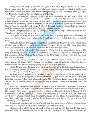 Không thể để tình trạng này tiếp diễn, một người có tâm huyết đã gọi điện cho Gerald Nadler,
lúc này đang giảng dạy tại trường Đại học Wisconsin, Madison. Người gọi biết rằng Nadler từng
nghiên cứu và có nhiều bài viết rất sắc sảo về những phương pháp thiết kế và lập kế hoạch giải quyết
vấn đề mới, hiệu quả hơn nhiều so với phương pháp hiện tại.
“Gerry,” người gọi nói, “chúng tôi đã theo đuổi dự án này suốt ba năm rưỡi nay và đã thu về
một chồng báo cáo cao ngất. Chúng tôi biết rõ và có thể nói rành rọt về đặc điểm sinh học cũng như
mức độ tàn phá của loài sâu này. Chúng tôi cũng đã hình dung ra hậu quả nghiêm trọng cho thiên
nhiên như thế nào khi một ngày nào đó những cây sồi sum sê trở nên trơ trọi không còn một chiếc lá.
Nhưng chúng tôi không biết cách nào để đi đến một kế hoạch hành động thống nhất trên bình diện
quốc gia để hạn chế loài sâu gây hại này. Ông nghĩ chúng tôi nên làm gì?”.
Nadler không thể có ngay giải pháp, nhưng ít ra câu trả lời của ông đã phản ánh đúng sự thật:
“Tôi chưa có ý tưởng gì vào lúc này cả”.
Có lẽ người gọi mong đợi một câu trả lời đại loại như: “Hãy dùng quân đội và chuyển một số
súng phun lửa thành súng phun thuốc trừ sâu để loại lũ phá hoại này ra khỏi hệ sinh thái của trái đất
ngay!”.
Nhưng, Nadler vẫn thường giảng cho các kỹ sư và các nhà quy hoạch đô thị tương lai của mình
rằng hãy luôn bắt đầu một dự án bằng cách “chất vấn” và khai triển các mục đích của dự án đó. Ông
nói: “Có lẽ điều chúng ta cần làm trước tiên là một dự án để hoạch định dự án”.
Hóa ra vấn đề lớn nhất của Bộ Nông nghiệp Mỹ không phải là côn trùng gây hại, mà là sự bất
đồng giữa những người và các nhóm thi hành nhiệm vụ. Nadler tin rằng mặc dù những người này
bất đồng về nội dung chi tiết của dự án nhưng họ vẫn đồng thuận với nhau về mục đích cuối cùng
của kế hoạch hành động.
Đầu tiên ông đề nghị triệu tập cuộc họp các gồm 80 thành viên chủ chốt là đại diện của các
nhóm công tác vào tháng 07/1977. Nội dung cuộc họp không nhằm tìm kiếm giải pháp chống sâu hại,
mà là để thống nhất với nhau hệ thống các quy tắc lập kế hoạch đi tìm giải pháp.
Các bất đồng tạm thời được gác lại khi tất cả các nhóm tập trung thảo luận mục đích của dự án.
Chỉ sau một ngày làm việc, các nhóm đã lập được một ủy ban kế hoạch, phân bổ ngân sách thực hiện
và ra một chương trình hành động cụ thể.
Vài tháng sau, một kế hoạch ngắn hạn ra đời – cuộc họp toàn thể được tổ chức để bắt đầu lập kế
hoạch chính cho dự án chống sâu hại. Thành phần tham dự gồm 22 đại diện của chính quyền liên
bang, tiểu bang, các tổ chức và các nhóm nghiên cứu. Mỗi người tham dự đều trang bị cho mình một
“vũ khí” mà các nhà tâm lý học đại chúng gọi là “tâm lý tiêu cực” – phàn nàn, phòng thủ, và lý do
bất hợp tác.
Bạn cũng có thể đoán ra, cuộc họp vạch kế hoạch bị gián đoạn liên tục vì những cuộc tranh luận
gay gắt. Họ tranh cãi về mật độ của sâu hại xem đến mức nào thì mới cần đến biện pháp phun thuốc.
Họ tranh cãi về thời gian, về vòng đời sinh học và những tác động đến hệ sinh thái. Nhưng mỗi khi
tranh cãi nổ ra, Nadler và đồng sự của mình liền hướng cuộc thảo luận đến mục đích của những
quyết định và phương pháp đã được đề xuất bằng các câu hỏi như: Chúng ta muốn có kết quả gì từ
việc phun thuốc? Việc can thiệp vào vòng đời sâu bướm nhằm mục đích gì? Tại sao phải quan tâm
các tác động đến môi trường?
Ở hướng tiếp cận này, tranh cãi giảm hẳn. Rõ ràng là, người ta thường dễ đồng ý với nhau khi nói
về các mục đích chung vì nó không đe dọa đến quyền lợi của cá nhân của họ.
Nhóm được trao nhiệm vụ lên kế hoạch tổ chức một loạt các cuộc họp sau đó. Tuy nhiên,
những cuộc họp đầu tiên mở màn bằng những cuộc đấu khẩu nảy lửa như thường lệ, các nhóm cứ
 