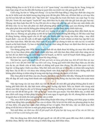 khăng khăng đưa ra các lý lẽ cũ và bảo vệ vị trí “quan trọng” của mình trong dự án. Song, trong các
cuộc họp càng về sau họ dần dần hướng sự quan tâm của mình vào việc giải quyết vấn đề.
Cuối cùng, họ tìm ra “tiếng nói chung”. Cả ủy ban hỗn hợp đồng ý rằng mục đích tận cùng của
dự án là: kiểm soát sâu bệnh tương ứng từng mức độ tàn phá. Điều này rất khác biệt so với mục tiêu
mơ hồ mà hầu hết các thành viên “lập trình sẵn” trong đầu họ trước khi bước vào cuộc họp Tư duy
Đột phá. Trước đó, mọi người “tuyên bố” mục đích theo họ là phải diệt tận gốc loài sâu gây hại này.
Nhưng việc thảo luận theo lối Tư duy Đột phá chỉ ra rằng việc diệt tận gốc sẽ làm nảy sinh nhiều vấn
đề khác nữa. Cả ủy ban cần phải xác định phương pháp đánh giá hiệu quả của chương trình cũng
như phải phác thảo một hệ thống gồm những kết quả cần đạt được trong chiến dịch này.
Ở các cuộc họp kế tiếp, một số đề xuất và ý tưởng về cơ cấu và phương thức điều hành dự án
được đưa ra. Nhưng các giải pháp cụ thể đó lại làm tăng thêm những bất đồng cũ. Để đưa cuộc họp
đi đúng hướng, những người chủ trì đề nghị các thành viên tập trung vào chức năng – mục đích
hoạch định – của các đề xuất; và đề nghị dành việc bàn bạc về trách nhiệm cá nhân hay tập thể ở các
cuộc thảo luận khác. Một lần nữa, thảo luận về mục đích lại chứng tỏ tính ưu việt của nó; và một kế
hoạch sơ bộ hình thành. Ủy ban có thể phân loại các chức năng đã được xác định theo thứ tự ưu tiên
cho việc vạch kế hoạch.
Vào tháng giêng năm 1978, nhóm hoạch định đã xác định được hệ thống các mục tiêu cần thực
hiện. Cả ủy ban được phân chia thành nhiều tiểu ban, mỗi tiểu ban đảm nhận một chức năng mà cả
ủy ban đã xác định trong các cuộc họp vạch kế hoạch, cụ thể là: vạch kế hoạch hành động, giám sát
sâu hại, bảo vệ môi trường, can thiệp, quan hệ công chúng…
Nói tóm lại, người giải quyết vấn đề hiệu quả luôn sử dụng giải pháp mục đích để triển khai các mục
tiêu cụ thể ở mức đột phá nhằm đạt mục đích cuối cùng. Trong quá trình triển khai thực hiện các chỉ tiêu
của dự án, các thành viên sẽ thấy mình có những mối quan tâm chung. Họ dần làm quen với việc
hợp tác và lắng nghe ý kiến của nhau. Như thế, tình cảm tích cực sẽ thúc đẩy cả nhóm tiến sang bước
tiếp theo. Họ sẽ đối xử với nhau như những thành viên đích thực của một tổ chức thống nhất chứ
không phải những cá nhân riêng lẻ trong một tập hợp những con người vô tổ chức.
Đây chưa phải là kết thúc của câu chuyện, mà chỉ là mới là điểm bắt đầu. Nhưng đó là một khởi
đầu tốt đẹp để cuối cùng hình thành nên một chương trình chống sâu hại hữu hiệu trên toàn nước
Mỹ.
Việc tập trung vào các mục đích của vấn đề rồi sau đó mới đến giải pháp không phải là một ý
tưởng phổ biến thời đó, đặc biệt trước những tình huống cấp bách. Nếu các thành viên trong một
nhóm cảm thấy rằng họ cần xử lý khủng hoảng, thì theo xu hướng tự nhiên, tất cả mọi người sẽ cùng
đổ xô vào vấn đề để làm gì đó – bất cứ thứ gì – trước khi quá muộn. Vào thời điểm này, ai nhắc đến
mục đích cuối cùng và biện pháp lý tưởng sẽ bị xem ngay là người gây rắc rối, nhưng thật sự đó mới
là người đưa ra lộ trình cho một giải pháp căn cơ nhất.
Vậy, mục đích là phạm vi của các điểm đồng thuận tiềm năng về những cách thức giúp cá nhân
có thể hoạt động hiệu quả trong nỗ lực của cả nhóm. Đây là lợi ích lớn nhất của phương pháp tư duy
về mục đích, vốn giúp bạn ngăn chặn những nỗ lực vô nghĩa. Hơn thế nữa, việc xác định mục đích
đúng sẽ tối đa hóa cơ hội tìm ra một giải pháp mang tính đột phá.
Nói cách khác, xác định mục đích để giải quyết vấn đề giúp bạn tập trung mọi nỗ lực vào các lĩnh vực
mà bạn có thể tạo ra ảnh hưởng lớn nhất.
Hãy tìm đúng mục đích chính để giải quyết các vấn đề có liên quan đến mục đích ở nhiều cấp
độ khác nhau. Bất kỳ vấn đề nào cũng có nhiều tầng mục đích khác nhau.
 