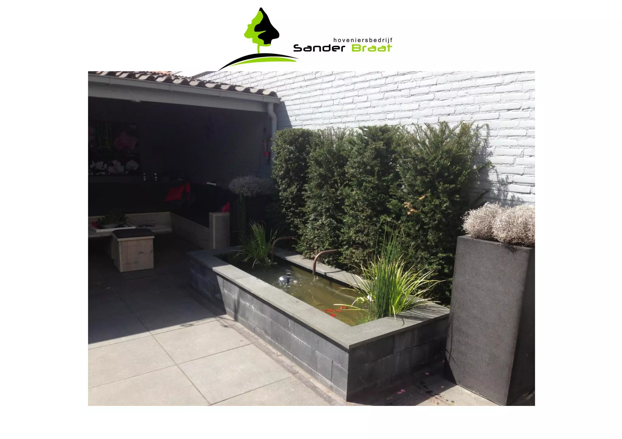 Natuurstenen terras inclusief strakke vijver...