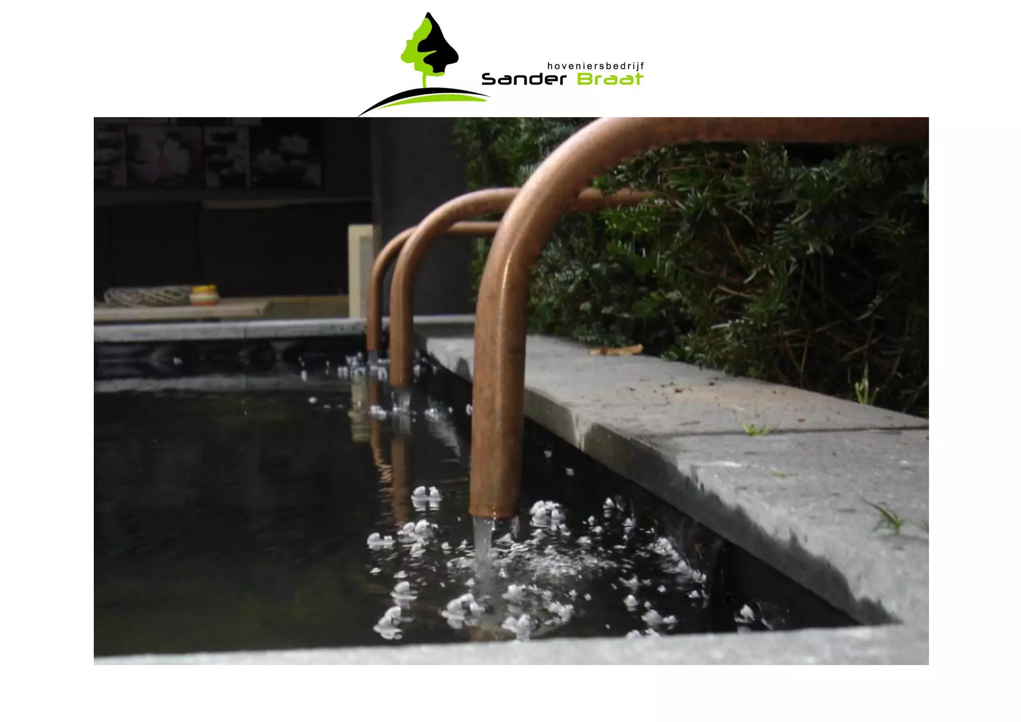 Natuurstenen terras inclusief strakke vijver...