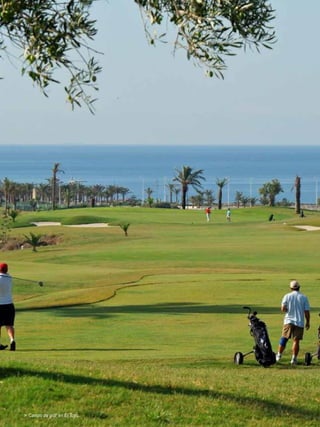 78




     > Campo de golf en El Toyo.
 