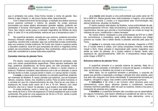27
que é achatada nos polos. Essa forma recebe o nome de geoide. Seu
interior é algo inóspito, e, até pouco tempo atrás, desconhecido.
Com o desenvolvimento da tecnologia, a medição dos abalos sísmicos
tornou possível conhecer o interior do planeta. As ondas sísmicas
provocadas por esses abalos atravessam grandes regiões, podendo ser
rastreadas e fornecer informações valiosas sobre a estrutura interna da
Terra. Seu interior ainda possui a camada magmática de bilhões de anos
atrás. A cada 33 m de profundidade, estima-se que a temperatura suba 1 º
C.
Na superfície terrestre, camada em que vivemos, podemos encontrar
diversos minerais utilizados no cotidiano. A crosta, como é conhecida a
superfície, recobre todo o planeta, seja nos continentes (crosta continental),
seja nos oceanos (crosta oceânica). No fundo dos mares e oceanos existe
o assoalho oceânico, local em que compostos de silício e magnésio (sima)
podem ser encontrados com frequência. Nos continentes, silício e alumínio
(sial) dão consistência a quase toda essa superfície.
Camadas internas do planeta Terra
Por dentro, nosso planeta tem uma estrutura feita em camadas, cada
uma com várias características específicas. Pelos estudos realizados até
hoje, podemos classificá-las, de forma geral, em três principais: crosta
(oceânica e continental), manto (superior e inferior) e núcleo (interno e
externo). Podemos comparar essa estrutura com a de um abacate: a casca
da fruta sendo a crosta, a poupa sendo o manto, e o caroço sendo o núcleo.
A crosta, a casca externa do planeta, é a camada superficial, podendo
ser chamada de litosfera. É nessa camada que estamos, que se localizam
relevos, oceanos, mares, rios, biosfera e outros. Para os seres humanos, é
a camada em que há o desenvolvimento da vida. Para ter-se uma ideia, a
espessura da crosta pode variar de 5 km a 70 km. Mesmo com esse
tamanho, ela é só a “casca” do planeta, o que revela a imensidão dele.
A crosta oceânica, como o nome diz, é a parte que está abaixo do
mar, tendo de 5 km a 15 km de espessura. É menos espessa do que a crosta
continental. Ela pode ter uma espessura de 30 km a 70 km, sendo a parte
do planeta que forma os continentes.
Já o manto está situado a uma profundidade que pode variar de 70
km a 2900 km. Nessa grande área, está localizado o magma, uma camada
viscosa que envolve o núcleo e é responsável pela movimentação das
placas tectônicas, situadas na litosfera.
O manto superior está abaixo da litosfera, numa profundidade de até,
aproximadamente, 670 km. Nele encontramos a astenosfera, uma área de
característica viscosa que permite a movimentação da crosta ao longo de
milhares de anos, modificando o relevo terrestre.
No manto inferior, localizado a uma profundidade de 670 km a 2900
km, encontramos a mesosfera, parte sólida dessa estrutura que chega
próximo ao núcleo. Ele é sólido devido à pressão exercida pelo peso da
Terra.
O núcleo é a camada mais profunda do planeta, chegando a 6700
km. O núcleo interno é sólido, com vários compostos minerais, entre eles
níquel e ferro. Essa camada é responsável pelo campo magnético que
existe ao redor do planeta. Já o núcleo externo é líquido, tendo uma
espessura de, aproximadamente, 1600 km. A temperatura nessa região
pode chegar a 6500º C.
Estrutura externa do planeta Terra
A superfície terrestre é a camada externa do planeta. Nela há o
encontro de três camadas: a hidrosfera (o conjunto de águas), a biosfera (a
vida, os biomas) e a litosfera (as rochas e os minerais).
Além disso, há na superfície terrestre a atmosfera, o conjunto de
gases que permite a respiração e protege o planeta dos raios solares, para
que eles não cheguem com tanta intensidade. É basicamente formada por
oxigênio, nitrogênio e água, mas contém outros elementos químicos.
A hidrosfera é de onde o ser humano retira recursos para sua
sobrevivência, como água, alimento (peixes e crustáceos), recursos
minerais marinhos (petróleo), além de usar os oceanos, mares e rios para o
transporte de pessoas e/ou cargas.
A biosfera e a superfície terrestre são conceitos que se assemelham
em alguns momentos, pois fazem referência à existência de vida na Terra.
No entanto, a superfície terrestre abrange mais elementos, como a
 