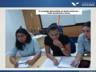 Eu prossigo desconfiada ou dando sinais de...
(mão encobrindo a boca)
 