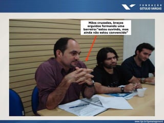 Mãos cruzadas, braços
erguidos formando uma
barreira:“estou ouvindo, mas
ainda não estou convencido”
 