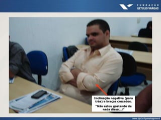 Inclinação negativa (para
trás) e braços cruzados.
“Não estou gostando de
nada disso...!”
 