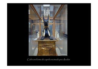 Cofre em forma de capela encimado por Anubis
 