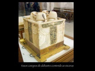 Vasos canopos de alabastro contendo as vísceras 