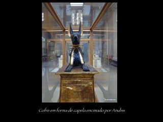 Cofre em forma de capela encimado por Anubis 