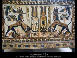 Arca com cena bélica. O Faraó, como esfinge, destruindo os seus inimogos. 