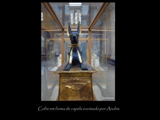 Cofre em forma de capela encimado por Anubis
 