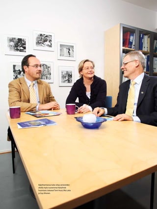 53TALOUS  YHTEISKUNTA 1l
2010
Ikäjohtamisessa tulee ottaa senioreiden
ohella myös nuoremmat ikäryhmät
huomioon,toteavat Tomi Hussi,Mia Latta
ja Guy Ahonen.
 