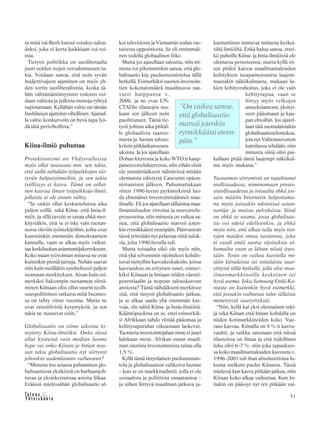 &Y h t e i s k u n t a
Ta l o u s 51
ta mitä isä-Bush kutsui voodoo-talou-
deksi, joka ei kerta kaikkiaan voi toi-
mia.
Tietysti politiikka on uusliberaalia
juuri noiden isojen veroalennusten ta-
kia. Voidaan sanoa, että noin syvän
budjettivajeen ajaminen on myös yh-
den sortin uusliberalismia, koska tä-
hän välttämättömyyteen vedoten voi-
daan valtiota ja julkisia menoja ryhtyä
supistamaan. Kyllähän valtio on tämän
bushilaisen ajattelun vihollinen. Ajamal-
la valtio konkurssiin on hyvä tapa lyö-
dä tätä perivihollista.”
Kiina-ilmiö puhuttaa
Protektionismi on Yhdysvalloissa
myös ollut nousussa mm. sen takia,
että siellä nähdään työpaikkojen siir-
tyvän halpatyömaihin, ja sen takia
työllisyys ei kasva. Tämä on sellai-
nen kasvua ilman työpaikkoja-ilmiö,
jollaista ei ole ennen nähty.
“Se onkin ollut keskusteluissa aika
paljon esillä, sekä Kiina- että Intia-il-
miöt, ja sillä tavoin se omaa ehkä mer-
kitystäkin, että se ei iske vain tuotan-
nossa oleviin työntekijöihin, jotka ovat
kumminkin enemmän demokraattien
kannalla, vaan se alkaa myös vaikut-
taa keskiluokan asiantuntijakerrokseen.
Koko maan työvoiman mitassa ne ovat
kuitenkin pieniä juttuja. Nehän saavat
niin kuin meilläkin symbolisesti paljon
isomman merkityksen. Aivan kuin esi-
merkiksi Salcompin tuotannon siirtä-
minen Kiinaan olisi ollut suurin teolli-
suuspoliittinen ratkaisu mitä Suomes-
sa on tehty viime vuosina. Mutta ne
ovat sensitiivisiä kysymyksiä, ja sen
takia ne nousevat esiin.”
Globalisaatio on viime aikoina ki-
teytetty Kiina-ilmiöksi. Onko tässä
ollut kyseessä vain median luoma
hype vai onko Kiinan ja Intian nou-
sun takia globalisaatio nyt siirtynyt
johonkin uudenlaiseen vaiheeseen?
“Minusta itse asiassa puhuminen glo-
balisaatiosta yksikössä on harhaanjoh-
tavaa ja yksinkertaistaa asioita liikaa.
Eräässä mielessähän globalisaatio al-
koi televisiosta ja Vietnamin sodan vas-
taisesta oppositiosta. Se oli ensimmäi-
nen todella globaalinen liike.
Mutta jos ajatellaan taloutta, niin mi-
nusta voi pikemminkin sanoa, että glo-
balisaatio käy puolustustaistelua tällä
hetkellä. Esimerkiksi suorien investoin-
tien kokonaismäärä maailmassa saa-
vutti huippunsa v.
2000, ja ne ovat UN-
CTADin tilastojen mu-
kaan sen jälkeen noin
puolittuneet. Tämä tie-
tysti johtuu aika pitkäl-
le globaalista taantu-
masta ja Aasian talous-
kriisin pitkäaikaisseura-
uksista. Ja jos ajatellaan
Dohan kierrosta ja koko WTO:n kaup-
paneuvottelukierrosta, niin eihän siinä
ole ymmärtääkseni nähtävissä mitään
olennaista edistystä Cancunin epäon-
nistumisen jälkeen. Puhumattakaan
sitten 1990-luvun pyrkimyksistä luo-
da yhtenäiset investointisäännöt maa-
ilmalle. Eli jos ajatellaan tällaisina maa-
ilmantalouden virtoina ja neuvottelu-
prosesseina, niin minusta on vaikea sa-
noa, että globalisaatio marssii joten-
kin rytmikkäästi eteenpäin. Päinvastoin
tässä yritetään nyt pelastaa niitä tulok-
sia, joita 1990-luvulla tuli.
Mutta toisaalta eikö ole myös niin,
että yhä selvemmin sijoitukset kohdis-
tuvat tiettyihin kasvukeskuksiin, joissa
kasvuodote on erityisen suuri, esimer-
kiksi Kiinaan ja Intiaan niiden väestö-
potentiaalin ja nopean talouskasvun
ansiosta? Tämä nähdäkseni merkitsee
sitä, että tietysti globalisaatio jatkuu,
ja se alkaa saada yhä enemmän kas-
voja, siis näitä Kiina- ja Intia-ilmiöitä.
Kääntöpuolena on se, ettei esimerkik-
si Afrikkaan tahdo riittää pääomaa ja
kehitysapurahat oikeastaan laskevat.
Tuottavia investointejahan sinne ei juuri
lainkaan mene. Afrikan osuus maail-
man suorista investoinneista taitaa olla
1,5 %.
Kyllä tämä tietynlainen puolustustais-
telu ja globalisaation valikoiva luonne
– kun se on markkinailmiö, jolla ei ole
sosiaalista ja poliittista omaatuntoa –
ja siihen liittyvä maailman jatkuva ja-
kautuminen tuntuvat minusta keskei-
siltä ilmiöiltä. Enkä halua sanoa, ettei-
kö puheille Kiina- ja Intia-ilmiöistä ole
olemassa perusteensa, mutta kyllä sit-
ten pitäisi katsoa maailmantalouden
kehityksen tasapainoisuutta laajem-
mastakin näkökulmasta, mukaan lu-
kien kehitysrahoitus, joka ei ole vain
kehitysapua, vaan se
liittyy myös velkojen
anteeksiantoon, yksityi-
seen pääomaan ja kau-
pan ehtoihin. Jos ajatel-
laan tätä suomalaistakin
globalisaatioselontekoa,
jota nyt Valtioneuvoston
kansliassa tehdään, niin
minusta siinä olisi pai-
kallaan pitää tämä laajempi näkökul-
ma myös mukana.”
Tuotannon siirtymistä on tapahtunut
teollisuudessa, nimenomaan proses-
siteollisuudessa ja toisaalta ehkä jos-
sain määrin Internetin helpottama-
na myös joissakin teknisissä asian-
tuntija- ja muissa palveluissa. Siinä
on ehkä se sauma, jossa globalisaa-
tio voi edetä edelleenkin, ja ehkä
myös niin, että alkaa tulla myös tiet-
tyjen maiden omaa tuotantoa, joka
ei vaadi enää suoria sijoituksia ul-
komailta vaan se lähtee niistä itses-
tään. Tosin on vaikea kuvitella mi-
tään kiinalaista tai intialaista suur-
yritystä tällä hetkellä, jolla olisi maa-
ilmanmarkkinoilla keskeinen tai
hyvä asema. Joku Samsung Etelä-Ko-
reasta on kuitenkin hyvä esimerkki,
että jossakin vaiheessa tulee tällaisia
menestyviä suuryrityksiä.
“Niin, kyllä kai yksi olennainen teki-
jä sekä Kiinan että Intian kohdalla on
niiden kotimarkkinoiden koko. Vau-
raus kasvaa. Kiinalla on 9 %:n kasvu-
vauhti, ja vaikka sanotaan että niissä
tilastoissa on ilmaa ja että todellinen
luku olisi 6–7 %, niin joka tapaukses-
sa koko maailmantalouden kasvusta v.
1996–2001 tuli ihan absoluuttisina lu-
kuina melkein puolet Kiinasta. Tässä
mielessä kun kasvu pitkään jatkuu, niin
Kiinan koko alkaa vaikuttaa. Kun In-
tiakin on päässyt nyt irti pitkään vai-
”On vaikea sanoa,
että globalisaatio
marssii jotenkin
rytmikkäästi eteen-
päin.”
 