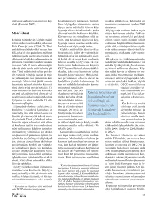 &Y h t e i s k u n t a
Ta l o u s 37
2
Eurostat on käyttänyt tätä määritel-
mää ECHP-aineiston analyyseissa.
3
Kotitalouden ensimmäinen aikuinen
saa painon 1, toinen ja useampi aikuinen
tai nuori painon 0,5 ja alle 14-vuotiaat
lapset kukin painon 0,3. Esimerkiksi kah-
den aikuisen ja kolmen lapsen muodosta-
makulutusyksikkölukuontämänmukaan
2,4, eli yhden hengen kotitalouteen ver-
rattuna kahden aikuisen ja kolmen lapsen
kotitalouden tulotarve on 2,4-kertainen
saman hyvinvoinnin saavuttamiseksi.
Köyhät työtätekevät
kotitaloudet saivat
tulonsiirtoja vä-
hemmän kuin työ-
tätekevät kotitalou-
det keskimäärin.
sikirjasta saa lisätietoja aineiston käy-
töstä (Eurostat 2003).
Määritelmät
Erilaisia työtätekevän köyhän määri-
telmiä on koottu esimerkiksi julkaisuun
Peña Casas ja Latta (2004, 7). Tässä
artikkelissa työtätekeväksi luetaan hen-
kilö, joka oli ollut pääasiassa työllinen
tutkimusvuotta edeltävänä vuonna eli
ollut ansiotyössä joko palkansaajana tai
yrittäjänä vähintään kuuden kuukau-
den ajan.2
Alle 15 tuntia viikossa työtä
tekevät eivät kuulu määritelmän pii-
riin. Tämä määritelmä sulkee pois hy-
vin vähäisiä työtuloja saavat ja myös
ne, joilla on jokin muu päätoiminta kuin
ansiotyö. Määritelmä jättää samoin
huomiotta työmarkkinoiden käytettä-
vissä olevat työtä etsivät henkilöt. Tä-
män mittaustavan haittana kuitenkin
on, että kokopäivätyössä olleita ei voi-
da erottaa osa-aikaista työtä tekevistä.
Työpanos voi siten vaihdella 15 viik-
kotunnista ylöspäin.
Jäljempänä olevissa taulukoissa ja
kuvioissa työtätekevä kotitalous on
määritelty niin, että siihen kuului vä-
hintään yksi ansiotyötä tekevä mutta
ei työttömiä. Tässä työtätekevä talous
haluttiin rajata sellaiseksi, että siihen
ei kuulunut ketään vastentahtoisesti
työtä vailla olevaa. Edelleen kotitalous
on määritelty työttömäksi, jos yksikin
sen jäsenistä oli pääasiassa työtön. Jos
työssäoloa ja työttömyyttä oli yhtä pal-
jon, ohittaa taloudellinen aktiivisuus
passiivisuuden; henkilö on työtäteke-
vä kotitalouden jäsen. Jos kotitalou-
dessa ei ollut ketään pääasiassa työssä
tai työttömänä, luokiteltiin kotitalous
ryhmään muut (ei taloudellisesti aktii-
viset). Näitä olivat esimerkiksi eläke-
läiset ja opiskelijat.
Köyhyyttä tarkastellaan seuraavassa
monetaarisena käsitteenä. Köyhyys-
analyyseissa käytetään yleisimmin suh-
teellista köyhyyskäsitettä, eli köyhyys
määritellään suhteessa koko väestön
keskimääräiseen tulotasoon. Suhteel-
lisen köyhyyden mittaamista varten
täytyy ensin määritellä haluttu köy-
hyysraja eli se ekvivalenttitulo, jonka
alittavat henkilöt luokittuvat köyhiksi.
Köyhyysraja on suhteellinen sillä ta-
voin, että keskitulon noustessa köy-
hyysraja nousee ja vastaavasti keskitu-
lon laskiessa köyhyysraja laskee.
Köyhiksi määritellään tässä artikke-
lissa henkilöt, joiden ekvivalentti käy-
tettävissä oleva tulo kotitalouden jäsen-
tä kohti oli pienempi kuin mediaani-
tulosta laskettu köyhyysraja. Ekviva-
lentin tulon laskemisessa on käytetty
OECD:n modifioitua kulutusyksikkö-
skaalaa, joka ottaa huomioon kotita-
louksien koon vaihtelut.3
Henkilöpai-
non perustana on kohteena olevan ta-
loudellisen yksikön kulutustarve. Se
taas voi vaihdella kotitalouden koostu-
muksen tai henkilöiden
iän mukaan. OECD:n
skaalaustavat sisältävät
melko karkeita oletuk-
sia henkilöiden kulutus-
tarpeesta esimerkiksi
iän ja elämänvaiheen
mukaan. On myös ke-
hitetty iän ja elinvaiheen
paremmin huomioon-
ottavia mittareita, mut-
ta niiden käyttö tulo- ja köyhyystutki-
muksessa on ollut melko vähäistä. (Ri-
takallio 2001)
Kansainvälisissä vertailuissa on ylei-
nen tapa laskea köyhyysraja mediaa-
nitulosta. Mediaanitulo tarkoittaa ja-
kauman keskimmäisen havainnon ar-
voa, kun kaikki havainnot on järjes-
tetty suuruusjärjestykseen. Köyhiä ovat
ne, joiden ekvivalenttitulo on vähem-
män kuin 60 prosenttia mediaaniar-
vosta. Tätä mittaustapaa sovelletaan
tässäkin artikkelissa. Tulotiedot on
muunnettu vastaamaan vuoden 2000
hintatasoa.
Köyhyysraja voidaan laskea myös
tulojen keskiarvon pohjalta. Poikkea-
vat havainnot, esimerkiksi poikkeuk-
sellisen suuret tulot, nostavat silloin
keskiarvoa. Käyttämällä mediaania väl-
tytään siltä, että tulojen ääriarvot pää-
sevät vaikuttamaan vääristävästi köy-
hyysrajaan ja sitä kautta köyhyysastee-
seen.
Oletuksena on, että köyhyysrajan ala-
puolelle jäävien tuloilla kotitalous ei voi
hankkia hyväksyttävää, yhteiskunnas-
sa yleisesti vallitsevaa elintasoa. Köy-
hien määrä kasvaa tai vähenee sen mu-
kaan, mikä prosenttiosuus mediaani-
tulosta on valittu köyhyysrajaksi. Mit-
tarissa on vain kaksi luokkaa, köyhät
ja ei-köyhät. OECD:n modifioitua
skaalaa käytetään ylei-
sesti tilastoinnissa esi-
merkiksi Tilastokes-
kuksessa ja Eurostatis-
sa.
On kehitetty useita
toisistaan poikkeavia
köyhyyden mittaus- ja
painotustapoja. Kukin
niistä on omalla taval-
laan perusteltavissa ja
johtaa tuloihin sovellettuna toisistaan
poikkeaviin köyhyyslukuihin (ks. esim.
Kallio 2004; Lindqvist 2003; Ritakal-
lio 2002).
Jos Suomen tilannetta verrataan
muihin EU-maihin, on otettava huo-
mioon maiden väliset hintatasoerot.
Suomen ostovoima oli OECD:n ja
Eurostatin laskelmien mukaan vielä
1990-luvun loppupuolella lähellä EU:n
keskitasoa, mutta suomalaisten koti-
talouksien tulotaso jäi jonkin verran alle
mediaanitulotason silloisissa jäsenmais-
sa. Vain Etelä-Euroopan maat ja Ir-
lanti jäivät Suomen jälkeen. On kui-
tenkin huomattava, että julkisten pal-
velujen huomioon ottaminen saattaisi
vaikuttaa suomalaisten palkansaajien
suhteelliseen asemaan ostovoimaver-
tailussa.
Seuraavat tulovertailut perustuvat
koko kotitalouden saamiin brutto-
 