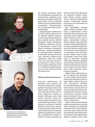 19TALOUS & YHTEISKUNTA 2l
2012
Petri Böckerman (ylh.) ja Mika Maliranta
tähdentävät sitä,että ulkoistamisella ei ole
pelkästään negatiivisia vaikutuksia työnteki-
jöiden kokemaan hyvinvointiin.
sää aiempien tutkimusten valossa
sekä työntekijöiden poissaoloja että
irtisanoutumista työpaikasta (esim.
Böckerman ja Ilmakunnas 2009).Työ-
oloja mitataan useilla eri mittareilla.
Tulokset perustuvat poikkeuksellisen
monipuoliseen havaintoaineistoon,
joka on rakennettu erilaisia aineisto-
ja yhdistämällä.
Työtyytyväisyyden heikkeneminen
voi myös murentaa tuottavuutta. Tä-
mä aiheuttaa yrityksille kustannuk-
sia, jotka voivat vähentää ulkoistami-
sesta yritykselle koituvia välittömiä
taloudellisia hyötyjä. Ulkoistamisen
mahdollisten negatiivisten vaikutus-
ten huomioiminen on tämän vuoksi
tärkeää pohdittaessa ulkoistamisen
järkevyyttä kokonaistaloudellisessa
tai hyvinvointimielessä. Tarkastelus-
sa kiinnitetään myös huomiota siihen,
miten vaikutukset vaihtelevat työn-
tekijäryhmien välillä. Näin artikkeli
antaa tietoa siitä, keiden hyvinvoin-
tia ulkoistaminen erityisesti uhkaa ja
auttaa toisaalta keskittämään huomi-
on ja mahdolliset politiikkatoimenpi-
teet sinne, missä ongelmat ovat kaik-
kein polttavimmat.
Millaisia työtehtäviä ulkoistetaan?
Suurimman ulkoistamisuhan alla
näyttäisivät olevan erityisesti rutii-
ninomaiset toimihenkilö- ja työnteki-
jätehtävät (Acemoglu ja Autor 2010).
Kaikkein vaikein tilanne on oletetta-
vasti niillä, joiden tehtävät ovat siir-
tyneet ulkoistamisen johdosta ul-
komaille (offshoring), koska tällöin
kyseisen työvoiman kysyntä koti-
maassa vähenee.Aivan kuten tieto- ja
viestintäteknologian kehitys ei näytä
vaikuttavan neutraalisti eri työnteki-
järyhmien tuottavuuteen ja sitä kaut-
ta niiden kysyntään, näyttää siltä, että
myös ulkoistamistoimien vaikutukset
kohdentuvat epätasaisesti eri työnte-
kijä- ja tehtäväryhmiin. Yrityksen ul-
koistamisen vaikutus työntekijän työ-
oloihin (esimerkiksi työn säilymiseen)
siis oletettavasti vaihtelee voimak-
kaasti tehtävän luonteen mukaan.
Tämä ei kuitenkaan välttämättä liity
ainakaan suoraviivaisesti tehtävän
vaativuuteen vaan pikemminkin sen
siirrettävyyteen.
Myös työntekijöiden valmiudet
vaihtaa tehtäviä esimerkiksi koulu-
tuksen ja työkokemuksen ansiosta
vaikuttavat heidän kokemaansa epä-
varmuuteen. Kasvava määrä kansain-
välistä tutkimusta osoittaa, että eri-
tyisesti vaativuudeltaan keskitason
tehtävien määrä on vähentynyt teolli-
suusmaissa.Tärkein tekijä näyttää ole-
van tieto- ja viestintäteknologian kehi-
tys,mikä on tehostanut monien melko
rutiininomaisten toimihenkilötehtävi-
en suorittamista, mutta myös ulkois-
tamisella näyttäisi olevan merkitys-
tä (Acemoglu ja Autor 2010). Tämän
vuoksi on kiinnostavaa tarkastella,
mitkä tekijät helpottavat työntekijän
siirtymistä vaativuudeltaan keskitason
tehtävistä haasteellisempiin tehtäviin,
ja ennen kaikkea sitä, miten tämä hei-
jastuu heidän kokemaansa epävar-
muuteen ja työoloihin.
Kaikkein pahiten ulkoistamisen pi-
täisi siis vaikuttaa niihin työntekijöi-
hin, joiden tehtävät siirtyvät ulkoista-
misen kautta ulkomaille ja joiden on
lisäksi kaikkein vaikeinta siirtyä kas-
vaviin tehtäväryhmiin. Viimeaikai-
sen työmarkkinakirjallisuuden perus-
teella parhaassa asemassa pitäisi sitä
vastoin olla epärutiininomaisia asian-
tuntijatehtäviä ja toisaalta muita epä-
rutiininomaisia suorittavia tehtäviä
tekevät (esimerkiksi huolto- ja asia-
kaspalvelutehtävät). Heidän työllisyy-
tensä on vähiten uhattu.
Sikälikunulkoistamistoimetlisäävät
yrityksen kannattavuutta ja sitä kautta
niiden elinkelpoisuutta kilpailullisilla
markkinoilla, niillä voi olla työpaikko-
ja turvaava vaikutus heikosti siirrettä-
vissä tehtävissä.Lisäksi ulkoistamistoi-
met saattavat vahvistaa jäljelle jäävien
tehtävien strategista asemaa yrityk-
 