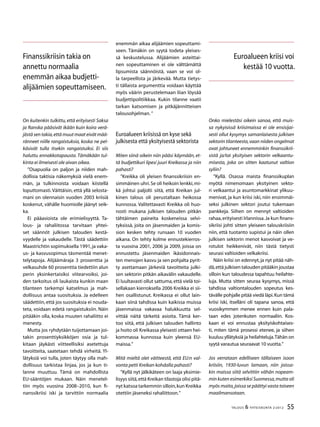 55TALOUS & YHTEISKUNTA 2l
2012
On kuitenkin tulkittu,että erityisesti Saksa
ja Ranska pääsivät ikään kuin koira verä-
jästä sen takia,että muut maat eivät mää-
ränneet niille rangaistuksia, koska ne pel-
käsivät tulla itsekin rangaistuiksi. Ei siis
haluttu ennakkotapausta. Tämäkään tul-
kinta ei ilmeisesti ole aivan oikea.
”Osapuolia on paljon ja niiden mah-
dollisia taktisia näkemyksiä vielä enem-
män, ja tulkinnoista voidaan kiistellä
loputtomasti.Väittäisin, että yllä selosta-
mani on olennaisin vuoden 2003 kriisiä
koskenut, vähälle huomiolle jäänyt seik-
ka.
Ei pääasioista ole erimielisyyttä. Ta-
lous- ja rahaliitossa tarvitaan yhtei-
set säännöt julkisen talouden kestä-
vyydelle ja vakaudelle. Tästä säädettiin
Maastrichtin sopimuksella 1991,ja vaka-
us- ja kasvusopimus täsmentää menet-
telytapoja. Alijäämäraja 3 prosenttia ja
velkasuhde 60 prosenttia tiedettiin alun
perin yksinkertaisiksi viitearvoiksi, joi-
den tarkoitus oli laukaista kunkin maan
tilanteen tarkempi katselmus ja mah-
dollisuus antaa suosituksia. Ja edelleen
säädettiin, että jos suosituksia ei nouda-
teta, voidaan edetä rangaistuksiin. Näin
pitääkin olla, koska muuten rahaliitto ei
menesty.
Mutta jos ryhdytään tuijottamaan joi-
takin prosenttiyksikköjen osia ja tul-
kitaan jäykästi viitteellisiksi asetettuja
tavoitteita, saatetaan tehdä virheitä. Yl-
lätyksiä voi tulla, joten täytyy olla mah-
dollisuus tarkistaa linjaa, jos ja kun ti-
lanne muuttuu. Tämä on mahdollista
EU-sääntöjen mukaan. Näin menetel-
tiin myös vuosina 2008–2010, kun fi-
nanssikriisi iski ja tarvittiin normaalia
enemmän aikaa alijäämien sopeuttami-
seen. Tämäkin on syytä todeta yleises-
sä keskustelussa. Alijäämien asteittai-
nen sopeuttaminen ei ole välttämättä
lipsumista säännöistä, vaan se voi ol-
la tarpeellista ja järkevää. Mutta tietys-
ti tällaista argumenttia voidaan käyttää
myös väärin perustelemaan liian löysää
budjettipolitiikkaa. Kukin tilanne vaatii
tarkan katsomisen ja pitkäjännitteisen
talousohjelman.”
Euroalueen kriisissä on kyse sekä
julkisesta että yksityisestä sektorista
Miten siinä oikein niin pääsi käymään, et-
tä budjettikuri lipesi juuri Kreikassa ja niin
pahasti?
”Kreikka oli yleisen finanssikriisin en-
simmäinen uhri.Se oli heikoin lenkki,mi-
kä johtui paljolti siitä, että Kreikan jul-
kinen talous oli perustaltaan heikossa
kunnossa. Valitettavasti Kreikka oli huo-
nosti mukana julkisen talouden pitkän
tähtäimen paineita koskeneissa selvi-
tyksissä, joita on jäsenmaiden ja komis-
sion kesken tehty runsaan 10 vuoden
aikana. On tehty kolme ennustekierros-
ta vuosina 2001, 2006 ja 2009, joissa on
ennustettu jäsenmaiden ikäsidonnais-
ten menojen kasvu ja sen pohjalta pyrit-
ty asettamaan järkeviä tavoitteita julki-
sen sektorin pitkän aikavälin vakaudelle.
Ei luultavasti ollut sattuma,että vielä toi-
sellakaan kierroksella 2006 Kreikka ei sii-
hen osallistunut. Kreikassa ei ollut lain-
kaan siinä tahdissa kuin kaikissa muissa
jäsenmaissa vakavaa halukkuutta sel-
vittää näitä tärkeitä asioita. Tämä ker-
too siitä, että julkisen talouden hallinto
ja hoito oli Kreikassa yleisesti ottaen hei-
kommassa kunnossa kuin yleensä EU-
maissa.”
Mitä mieltä olet väitteestä, että EU:n val-
vonta petti Kreikan kohdalla pahasti?
”Kyllä nyt jälkikäteen on laaja yksimie-
lisyys siitä,että Kreikan tilastoja olisi pitä-
nyt katsoa tarkemmin silloin,kun Kreikka
otettiin jäseneksi rahaliittoon.”
Onko mielestäsi oikein sanoa, että muis-
sa nykyisissä kriisimaissa ei ole ensisijai-
sesti ollut kysymys samanlaisesta julkisen
sektorin tilanteesta,vaan niiden ongelmat
ovat johtuneet ennemminkin finanssikrii-
sistä ja/tai yksityisen sektorin velkaantu-
misesta, joka on sitten kaatunut valtion
syliin?
”Kyllä. Osassa maista finanssikuplan
myötä nimenomaan yksityinen sekto-
ri velkaantui ja asuntomarkkinat ylikuu-
menivat, ja kun kriisi iski, niin ensimmäi-
seksi julkinen sektori joutui tukemaan
pankkeja. Siihen on mennyt valtioiden
rahaa,erityisesti Irlannissa.Ja kun finans-
sikriisi johti sitten yleiseen talouskriisiin
niin, että tuotanto supistui ja näin ollen
julkisen sektorin menot kasvoivat ja ve-
rotulot heikkenivät, niin tästä tietysti
seurasi valtioiden velkakriisi.
Näin kriisi on edennyt,ja nyt pitää näh-
dä,että julkisen talouden pitääkin joustaa
silloin kun taloudessa tapahtuu heilahte-
luja. Mutta sitten seuraa kysymys, missä
tahdissa valtiontalouden sopeutus kes-
tävälle pohjalle pitää viedä läpi.Kun tämä
kriisi iski, itselläni oli tapana sanoa, että
vuosikymmen menee ennen kuin pala-
taan edes jotenkuten normaaliin. Kos-
kaan ei voi ennustaa yksityiskohtaises-
ti, miten tämä prosessi etenee, ja siihen
kuuluu yllätyksiä ja heilahteluja.Tähän on
syytä varautua seuraavat 10 vuotta.”
Jos verrataan edelliseen tällaiseen isoon
kriisiin, 1930-luvun lamaan, niin joissa-
kin maissa siitä selvittiin vähän nopeam-
min kuten esimerkiksi Suomessa,mutta oli
myös maita,joissa se päättyi vasta toiseen
maailmansotaan.
Finanssikriisin takia on
annettu normaalia
enemmän aikaa budjetti-
alijäämien sopeuttamiseen.
Euroalueen kriisi voi
kestää 10 vuotta.
 