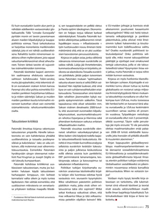75TALOUS & YHTEISKUNTA 2l
2012
EU kuin euroaluekin luotiin alun perin ja
nähdään edelleenkin vastavoimaksi glo-
balisaatiolle. Tällä ”Linnake Euroopalla”
pyritään monin eri tavoin parantamaan
alueen maiden kilpailukykyä ja kauppa-
poliittista voimaa. Tässä tarkoituksessa
se harjoittaa monenlaista markkinoiden
säätelyä, jota ei voi nähdä uusliberalisti-
sena. Rahaliitto luotiin nimenomaan re-
aktiona siihen myllerrykseen,jota vapaat
valuuttamarkkinavoimat olivat aiheutta-
neet. Toinen tärkeä tavoite oli sujuvoit-
taa sisämarkkinoiden toimintaa.
Patomäki käsittelee laajasti aiemmin-
kin vaalimaansa ehdotusta valuutan-
vaihtoon kohdistuvaksi Tobin-veroksi,
mutta jää epäselväksi,mitä tekemistä sil-
lä on euroalueen sisäisen kriisin kanssa.
Parempi olisi ollut pohtia esimerkiksi EU-
maiden pankkien harjoittamaa lobbaus-
ta ja niiden sääntelyä. Saksan ja muiden
maiden pankkien kautta kriisimaihin vir-
ranneet luotothan olivat vain esimerkki
sisämarkkinoista rahoitusmarkkinoiden
osalta.
Taloustieteen kritiikkiä
Patomäki ilmoittaa kirjansa rakentuvan
talousteorian ympärille. Hänelle talous-
teorioita on vain kahdenlaisia: yhtäältä
uusliberalistisia ja toisaalta postkeyne-
siläisiä ja kaleckilaisia.2
Jako on aika eri-
koinen, sillä molemmat ovat vähemmis-
töäsuuntauksia. Esimerkiksi Patomäen
hyväksyvään sävyyn siteeraamat nobe-
listit Paul Krugman ja Joseph Stiglitz ei-
vät lukeudu kumpaankaan.
Patomäki kohdistaa kritiikkinsä uus-
klassiseen talousteoriaan, mutta jos kui-
tenkin halutaan käydä taloustieteen
harhaoppien kimppuun, niin kohteet
kannattaisi valita oikein ja myös tuntea
läpikotaisin. Hän väittää esimerkiksi, että
uusklassinen mikroteoria on verrattavis-
sa yritykseen todistaa maapallo litteäk-
2
	 Puolalainen Michal Kalecki kehitteli samanlaista
makroteoriaa kuin Keynes.
si, sen tasapainokäsite on pelkkä oletus
ja Pareto-optimi ideologinen. Ekonomis-
tien on helppo torjua tällaiset karkeat
väärinkäsitykset. Toisaalta Patomäki kui-
tenkin allekirjoittaa palkkanormin nimel-
lispalkkojen nousu = inflaatiotavoite +
työn tuottavuuden nousu ilmeisen tietä-
mättömänä siitä, että se on yksi uusklas-
sisen kasvuteorian perussuosituksista.
Kirjassa on paljon asiaa,jonka välitöntä
relevanssia nimenomaan eurokriisille on
vaikea nähdä. Lukija jää ihmettelemään,
kummastaaiheestakirjaonkirjoitettu,ot-
sikosta vai alaotsikosta.Toisaalta eurokrii-
sin pohdiskelu jättää paljon toivomisen
varaa. Patomäen mukaan ”optimaalisen
valuutta-alueen teoria ei selitä EMUn vai-
keuksia”. Hän näyttää luulevan, että siinä
kyse on vain suhdannevaihteluiden eriai-
kaisuudesta. Tosiasiassahan siinä käsitel-
lään rahaliiton jäsenmaiden kykyä rea-
goida epäsymmetrisiin sokkeihin. Tässä
tapauksessa niitä olivat selvästikin mm.
Saksan sisäinen devalvaatio 2000-luvul-
la, siitä seuranneet euromaiden kilpailu-
kykymuutokset, asuntomarkkinabuumi-
en rahoitus Espanjassa ja Irlannissa sekä
yhtenäisen korkotason vaikutus erilaisen
inflaatioalttiuden maihin.
Patomäki sivuuttaa eurokriisille olen-
naiset rahaliiton valuvikakysymykset ja
lähes kaiken siitä käydystä todella laajas-
ta taloustieteellisestä keskustelusta. Hä-
neltä ei irtoa mitään kunnollista analyysia
sellaisista eurokriisin keskiöön lukeutu-
vista ja paljon julkisessa keskustelussa
esillä olleista asioista kuin pankkikriisi,
EKP perimmäisenä lainanantajana, kes-
tävyysvaje, vakaus- ja kasvusopimus tai
saksalaisten inflaatiokammo.
Politiikan tutkijan kirjoittamalta eu-
rokriisin anatomiaa käsittelevältä kirjal-
ta lukijan olisi luontevaa odottaa hyviä
vastauksia mm. seuraaviin kysymyksiin:
Miksi rahaliittoon päästettiin poliittisin
päätöksin maita, jotka eivät siihen eri-
laisuutensa takia olisi sopineet? Mitkä
seikat Kreikassa vaikuttivat siihen, että
maa velkaantui liikaa ja tätä velkaantu-
mista peiteltiin vilpillisin keinoin? Mik-
si EU-maiden johtajat ja komissio eivät
aikaisemmin puuttuneet kasaantuviin
velkaongelmiin? Mikä esti heitä toteut-
tamasta velkajärjestelyjä ja pankkien
pääomituksia, jotka olisivat mitä ilmei-
simmin tulleet halvemmiksi ja kivutto-
mammiksi kuin todellisuudessa valittu
tie? Ovatko eurobondit poliittisesti to-
teutuskelpoisia? Onko poliittista seli-
tystä sille, miksi monet talouspoliittiset
päättäjät ja sijoittajat ovat omaksuneet
tiettyjä uskomuksia, joilla ei ole talous-
tieteellistä tukea? Kysymysten listaa voi-
si jatkaa, mutta Patomäki ei tarjoa niihin
mitään kunnon vastauksia.
Kirjassa on myös hutilointia tilastollis-
ten faktojen suhteen. Kirjoittajalle ei esi-
merkiksi tunnu olevan tuttua se, kuinka
globalisaatio on nostanut satoja miljoo-
nia ihmisiä köyhyydestä.Hänen mukaan-
sa talouskehitys euroaikana on ollut hei-
kompaa kuin USA:ssa, mutta tosiasiassa
bkt henkeä kohti on kasvanut tänä aika-
na euroalueella ja USA:ssa keskimäärin
suunnilleen samaa vauhtia eli prosen-
tin vuodessa. Työpaikkojen nettolisäys
on euroalueella ollut noin 5 prosenttiyk-
sikköä suurempi. Täysin vaille peruste-
luja jää myös ennuste: ”Ei ole perusteita
olettaa maailmantalouden enää palaa-
van 2008–09 kriisiä edeltävälle kasvu-
uralle,joka itsessään oli pitkällä aikavälil-
lä muutenkin alavireinen.”
Kirjan loppupuolen globaalikeynesi-
läisyys maailmanparlamentteineen se-
kä skenaariot sosiaalidemokraattisesta
EU-liittovaltiosta ja sosiaalidemokraatti-
sesta globaalihallinnasta leijuvat ilmas-
sa, etenkin politiikan tutkijan esittäminä.
Globalisaation vastaliikkeeksi on pikem-
minkin nousemassa erilaisia kansallisia
äärisuuntauksia. Miten ne voitaisiin tor-
jua?
Voidaan myös kysyä, kenelle kirja oi-
keastaan on tarkoitettu, sillä lukemat-
tomat siinä vilisevät käsitteet ja teoriat
eivät avaudu valistuneillekaan maalli-
koille ilman laajahkoja lisäselityksiä.Tut-
kimukseksikaan tätä kirjaa ei liene tar-
koitettu.
 